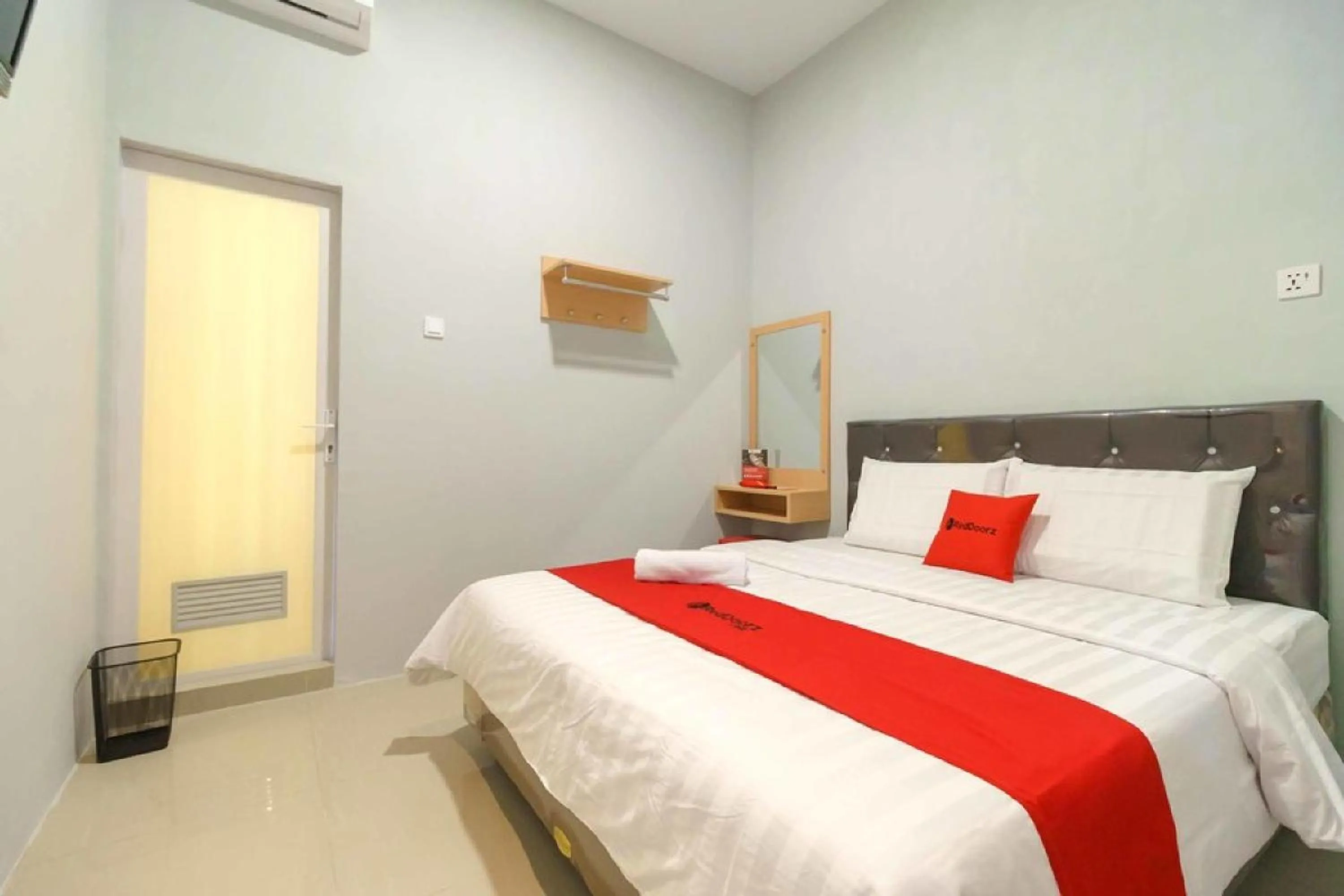 Bedroom, Bed in RedDoorz @ Helvetia Medan 2
