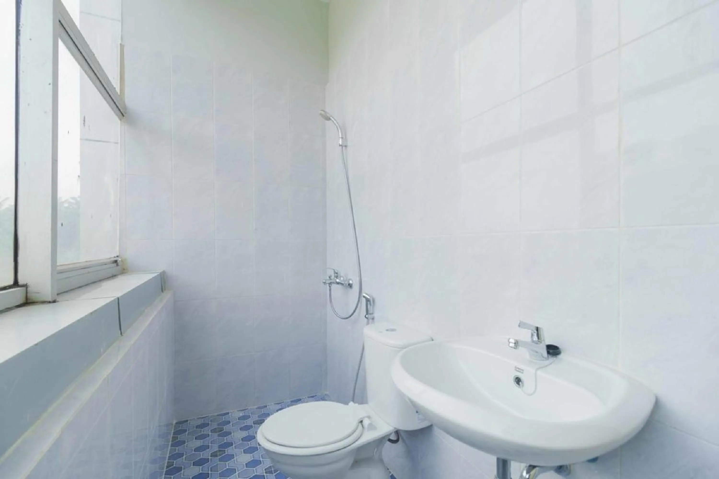 Bathroom in RedDoorz @ Helvetia Medan 2