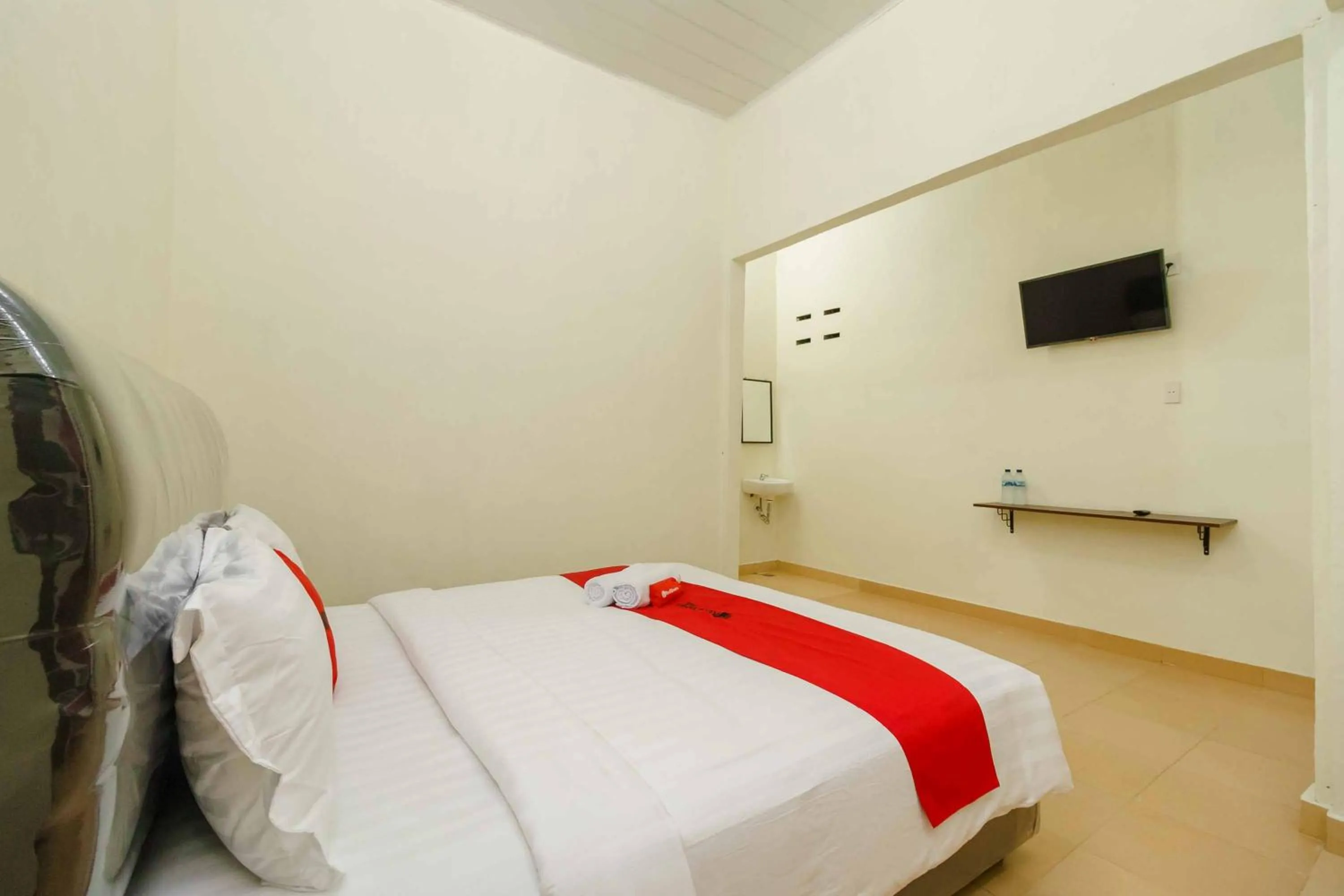 Bed in RedDoorz Plus @ Setiabudi Medan 4