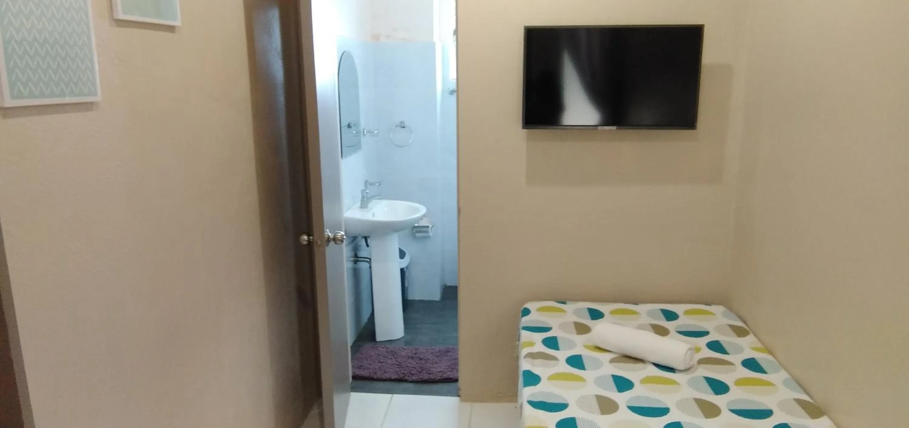 Bedroom, Bed in Claytown Pension House