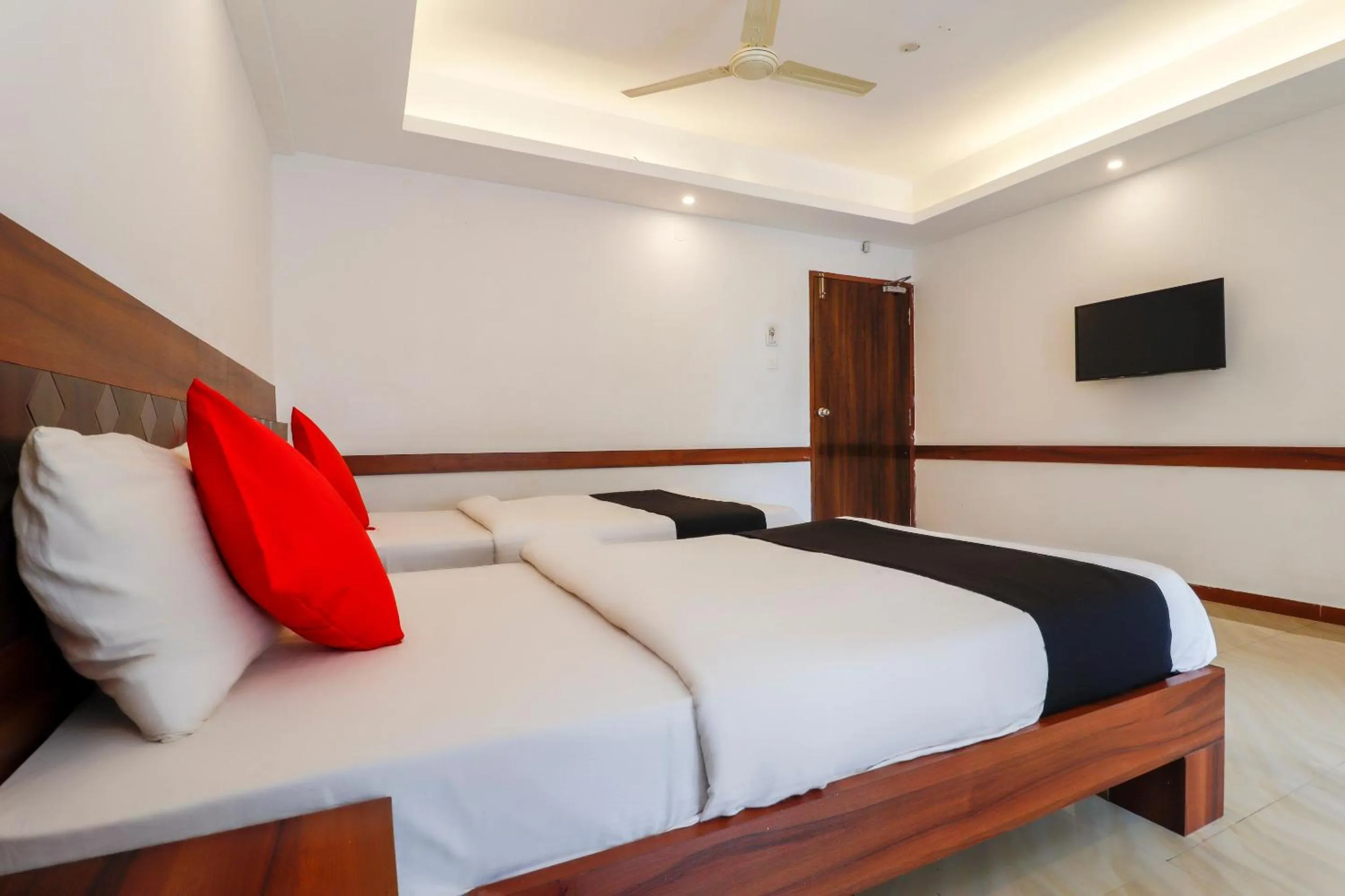 Bedroom, Bed in Capital O Sai Arya Residency