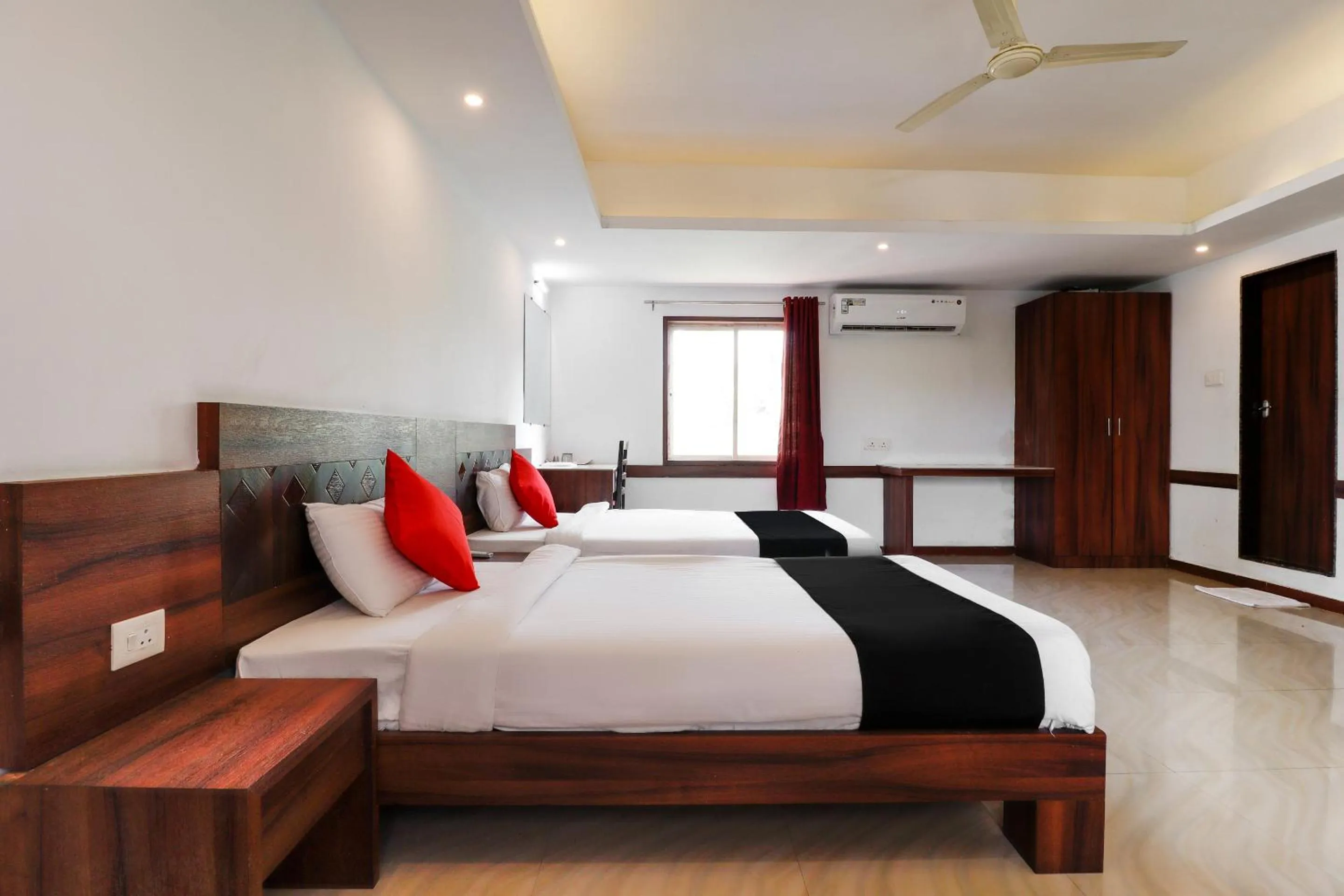 Bedroom, Bed in Capital O Sai Arya Residency