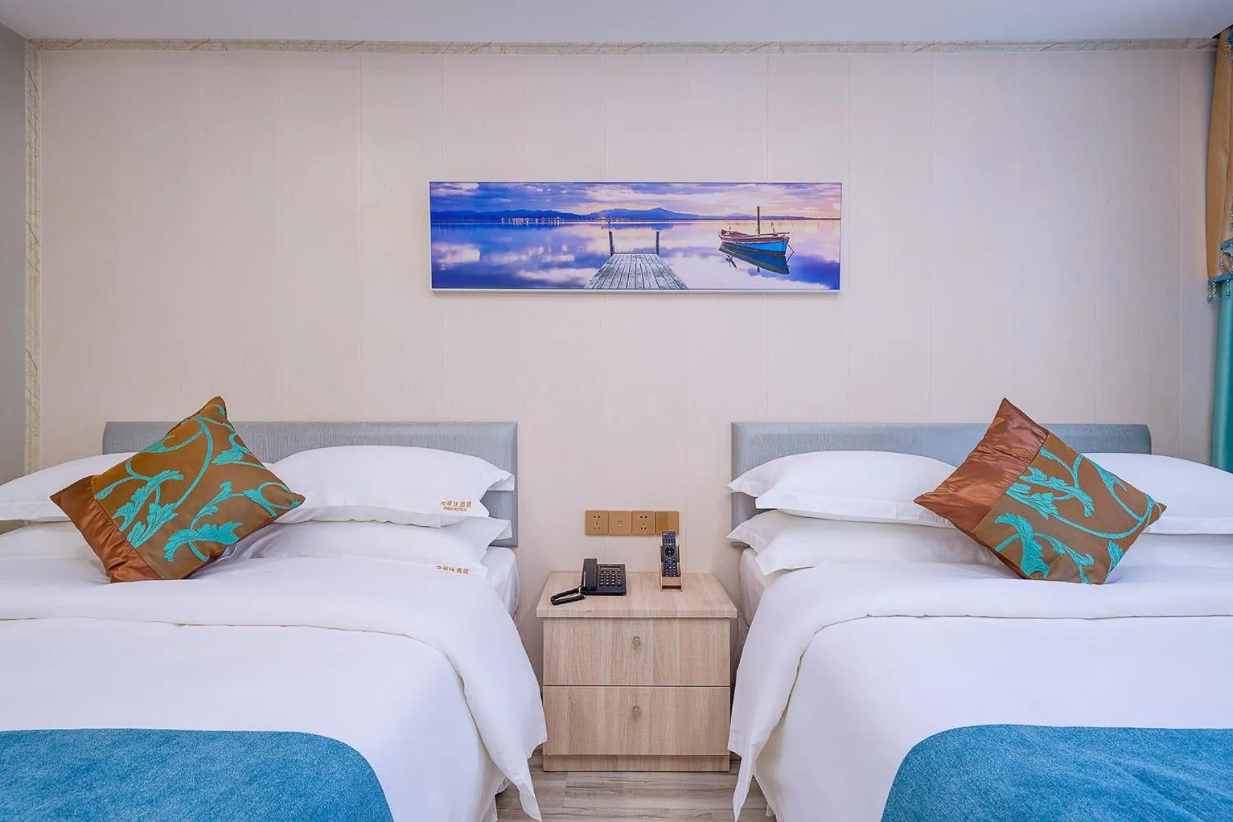 Bed in Frida Hotels Guangzhou Baiyun International airport