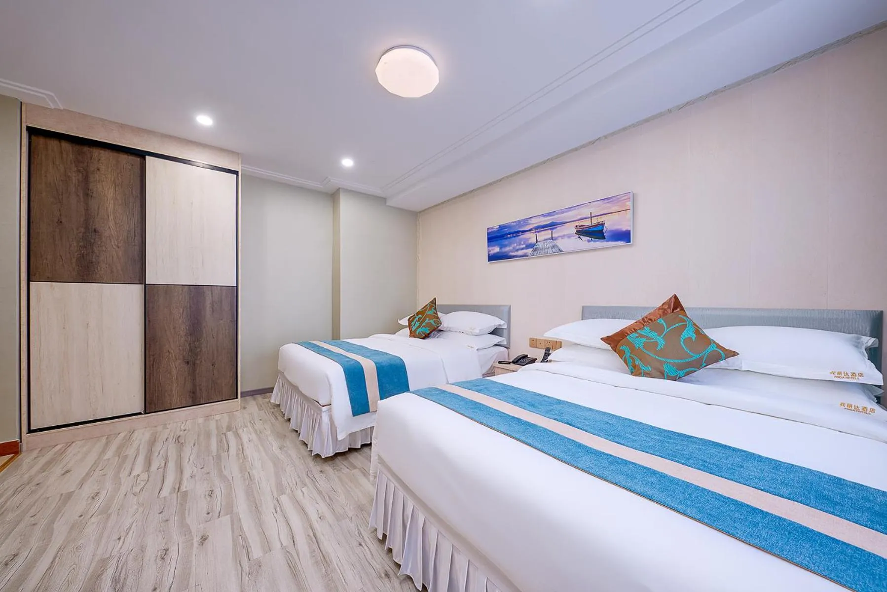 Bed in Frida Hotels Guangzhou Baiyun International airport