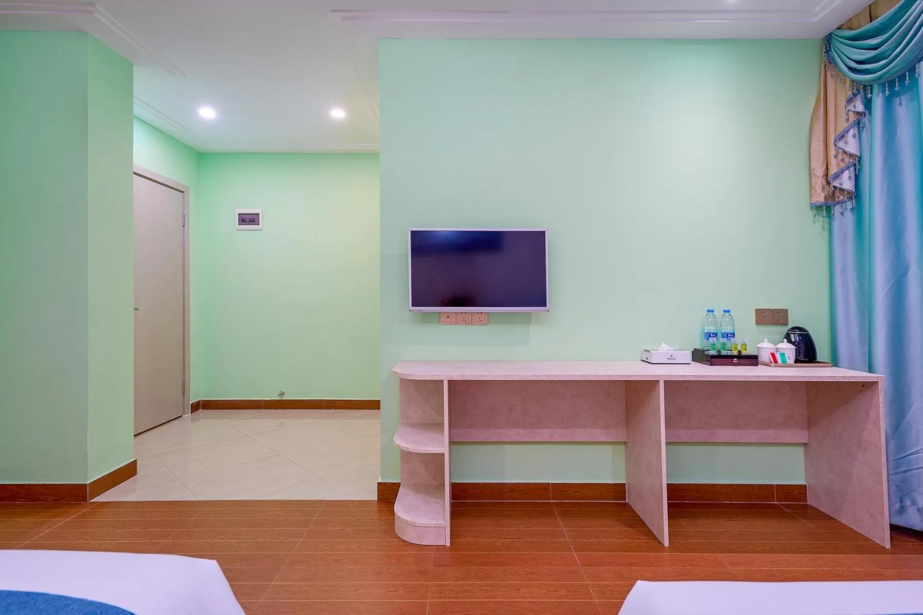 Communal lounge/ TV room in Frida Hotels Guangzhou Baiyun International airport