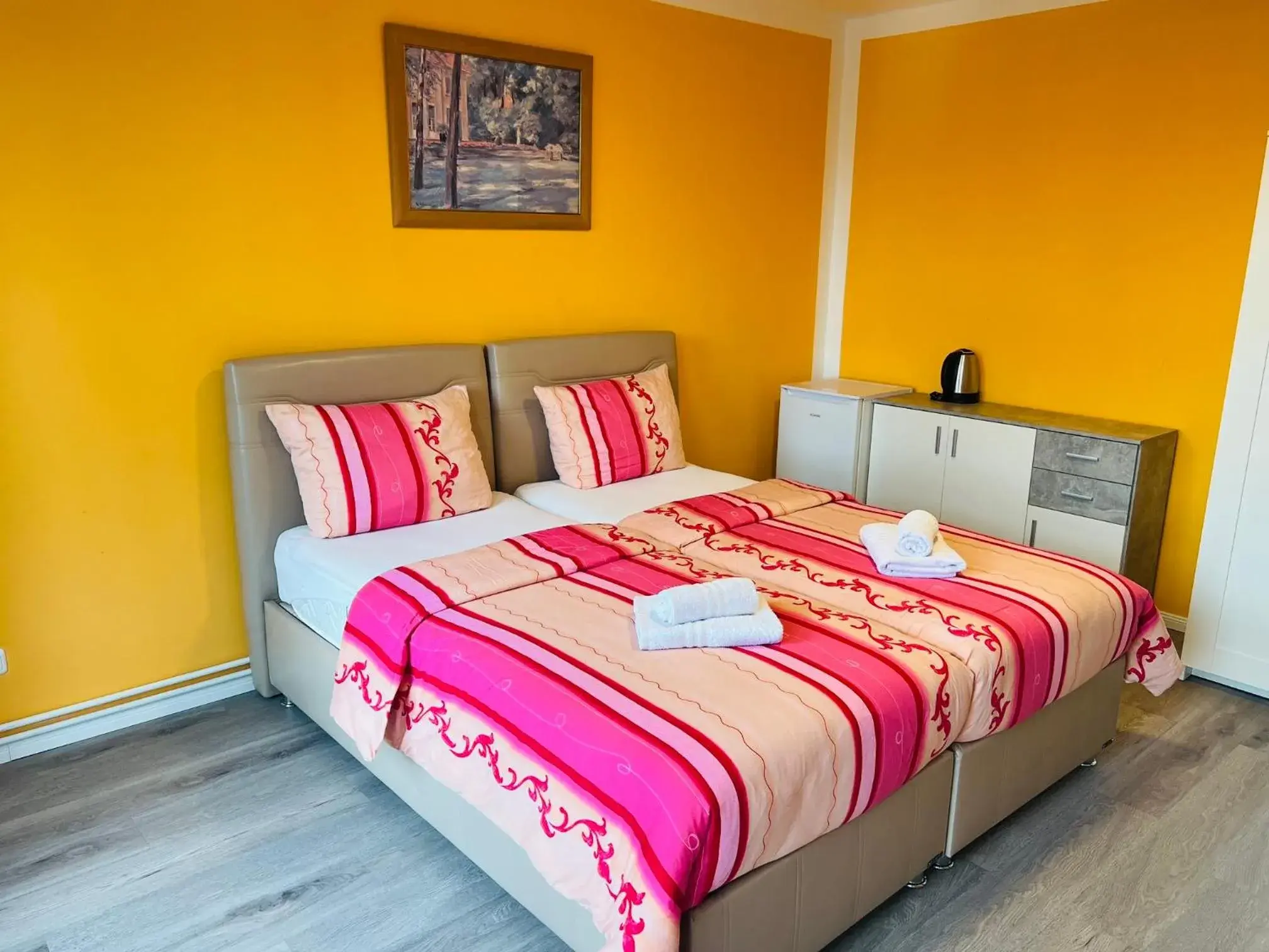 Double Room in M&M Hotel - Wilhelmsburg Double Room in M&M Hotel - Wilhelmsburg