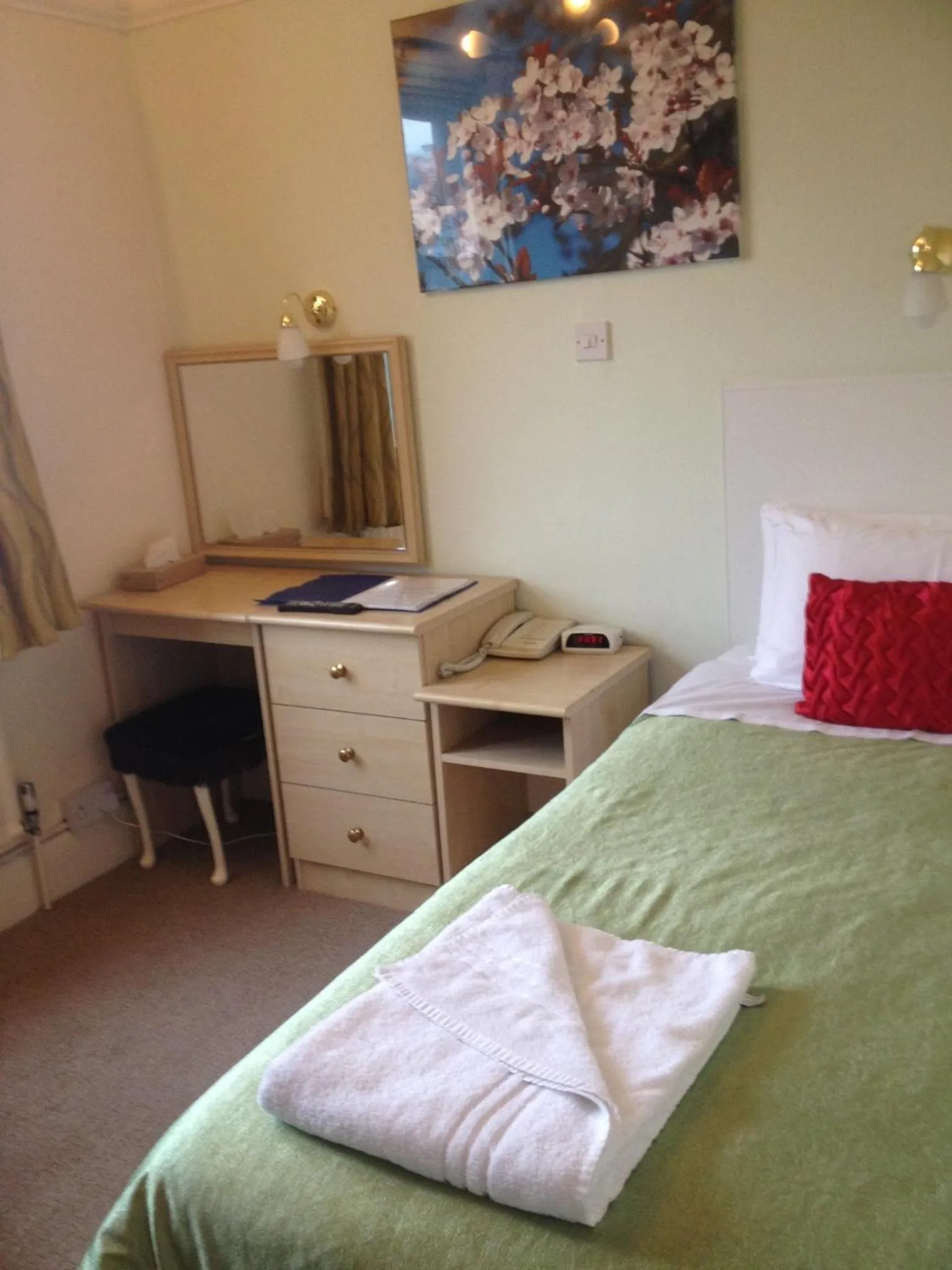 Photo of the whole room, TV/Entertainment Center in Green Gables Guest House
