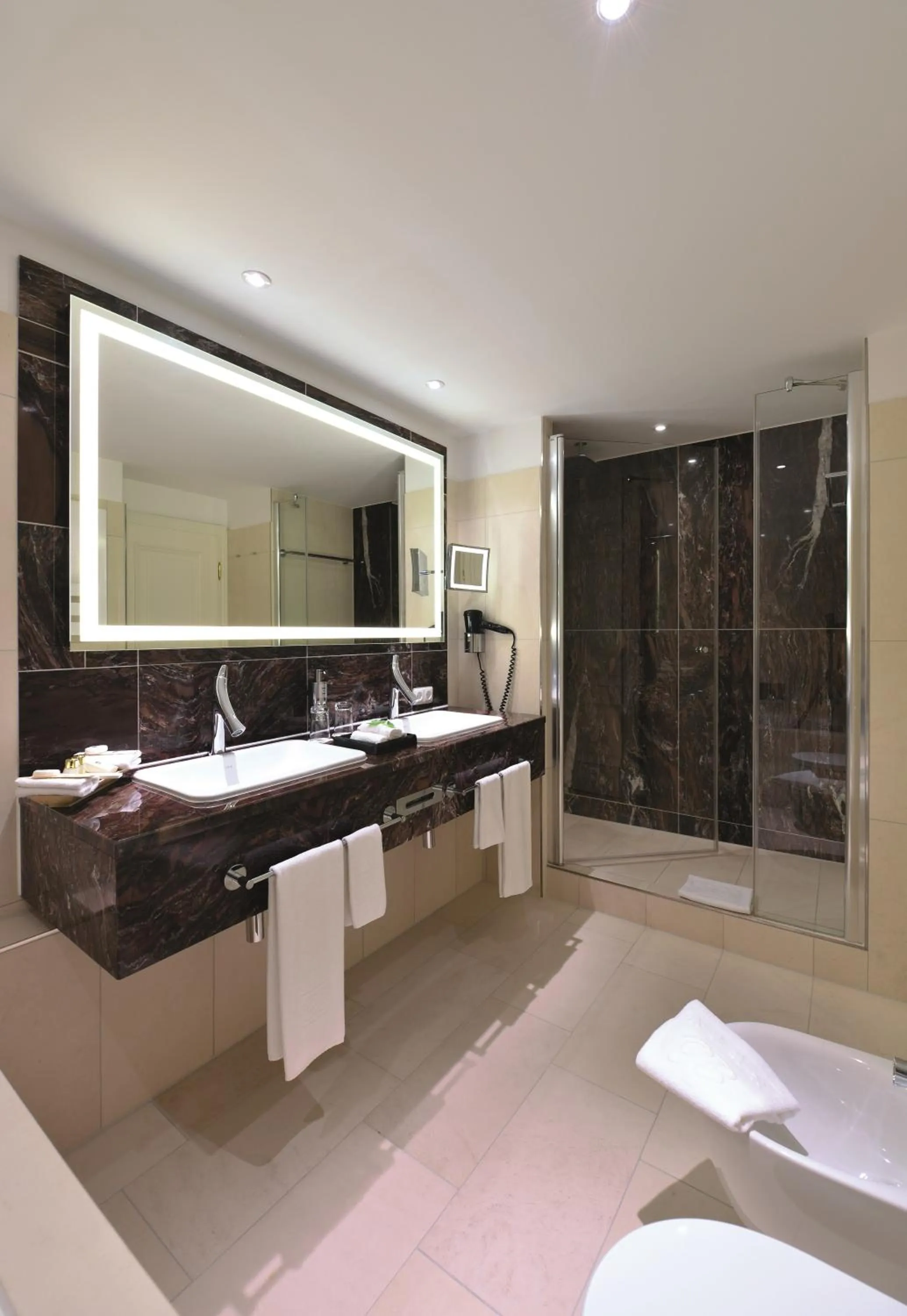 Shower in Best Western Premier Parkhotel Kronsberg