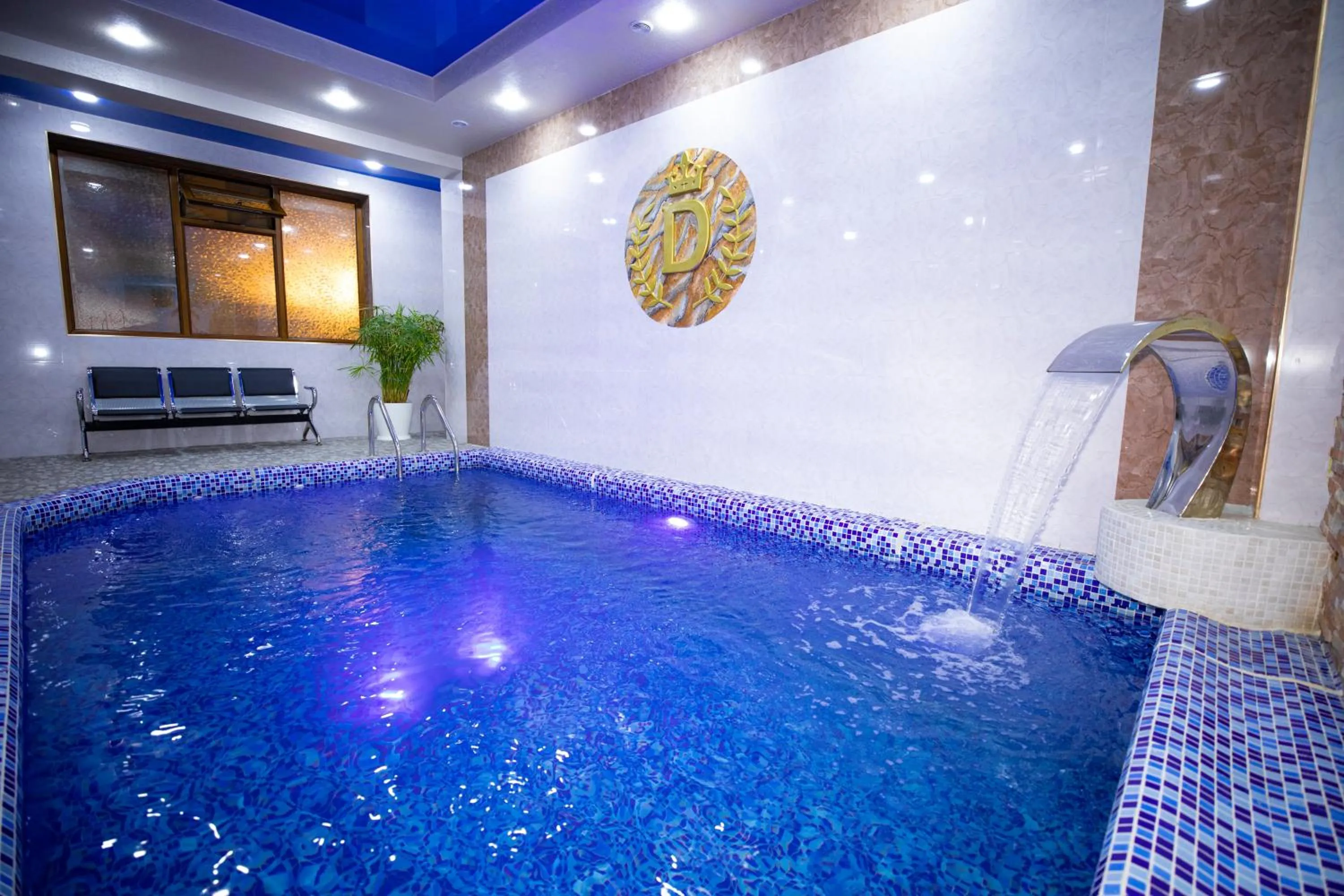 Swimming pool in Dendi Plaza Hotel