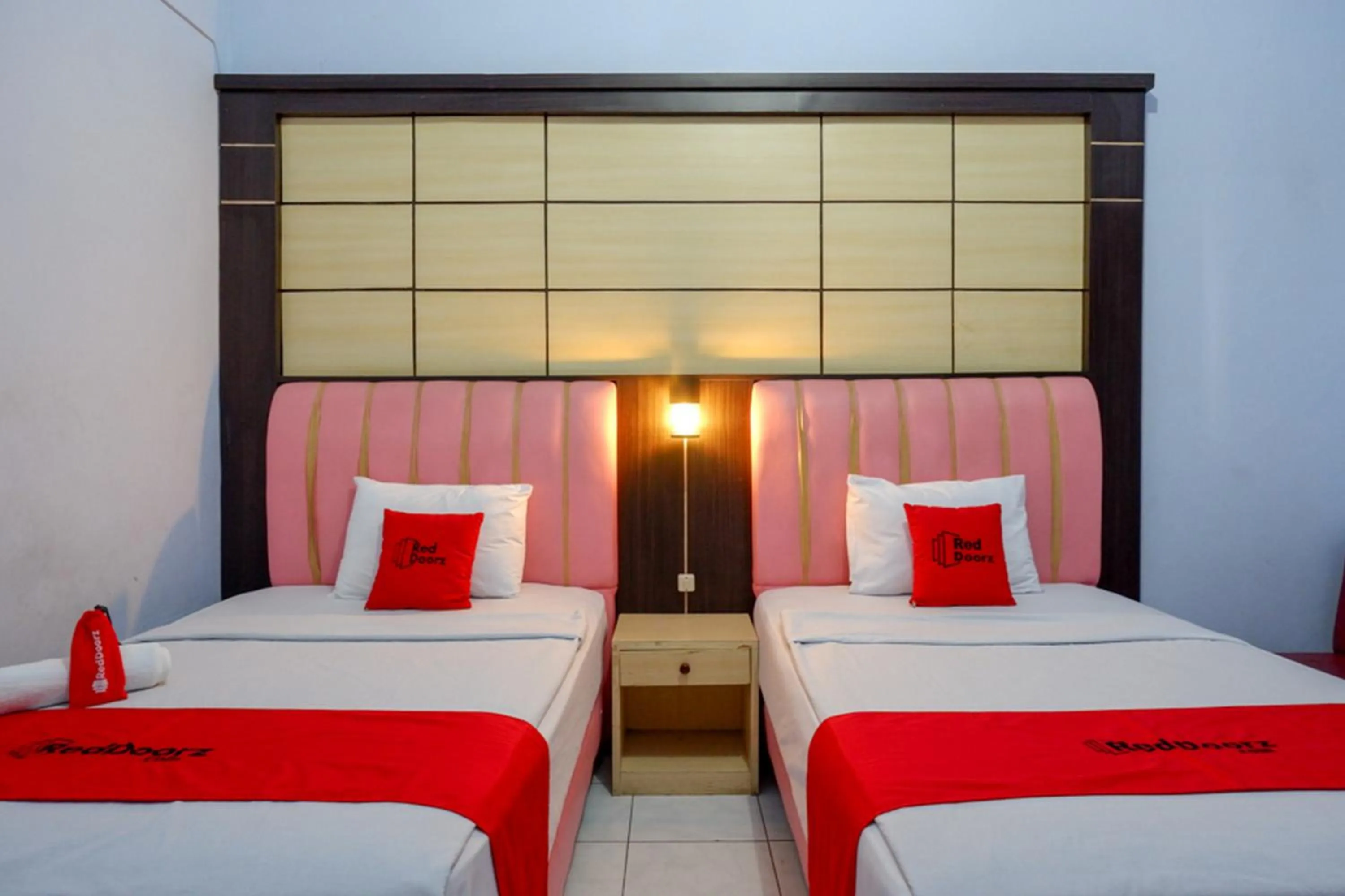 Bedroom, Bed in RedDoorz Plus Syariah near Stasiun Pekalongan 2