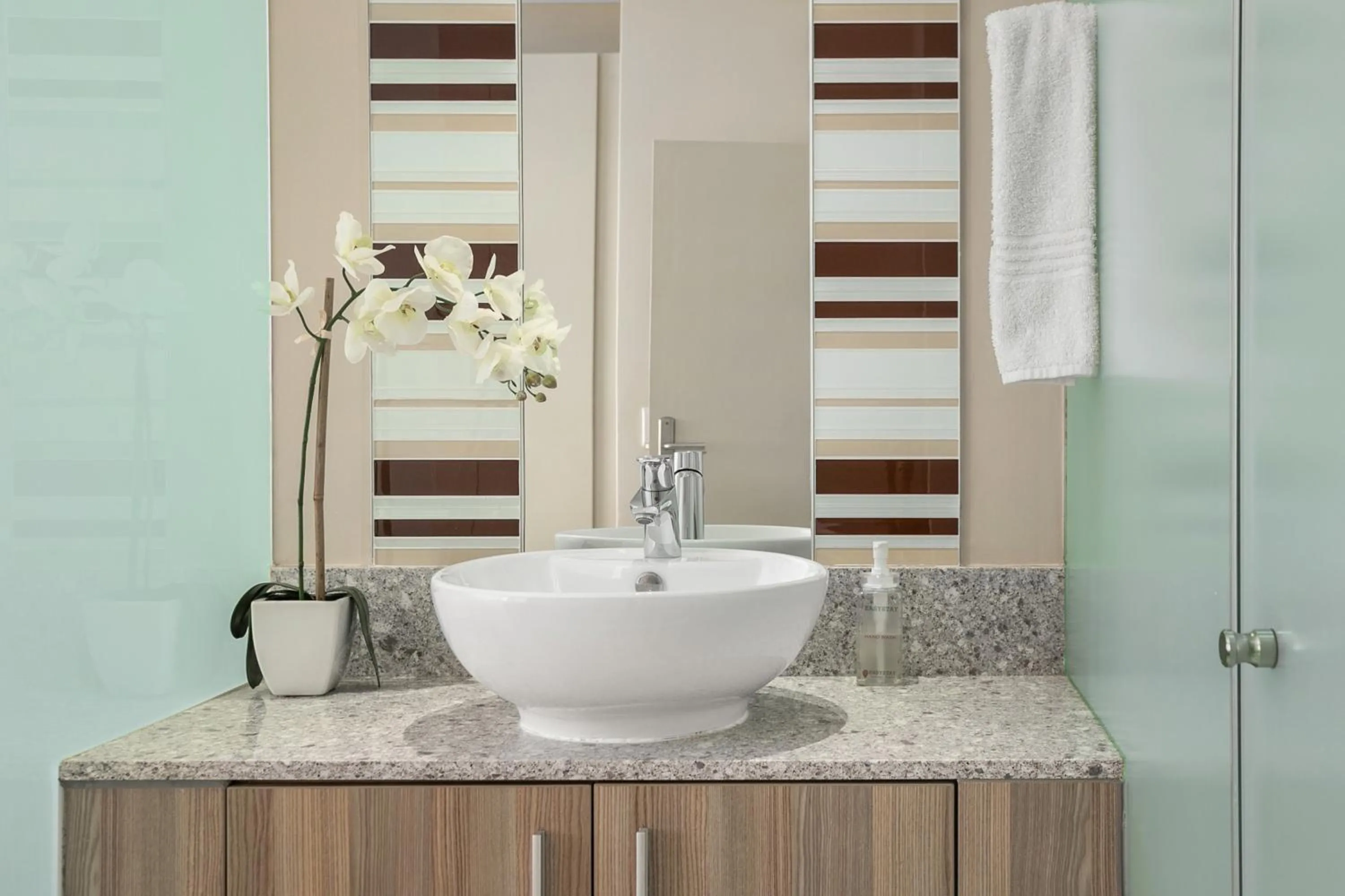 Bathroom in Easy Stay - The Tyrwhitt Rosebank