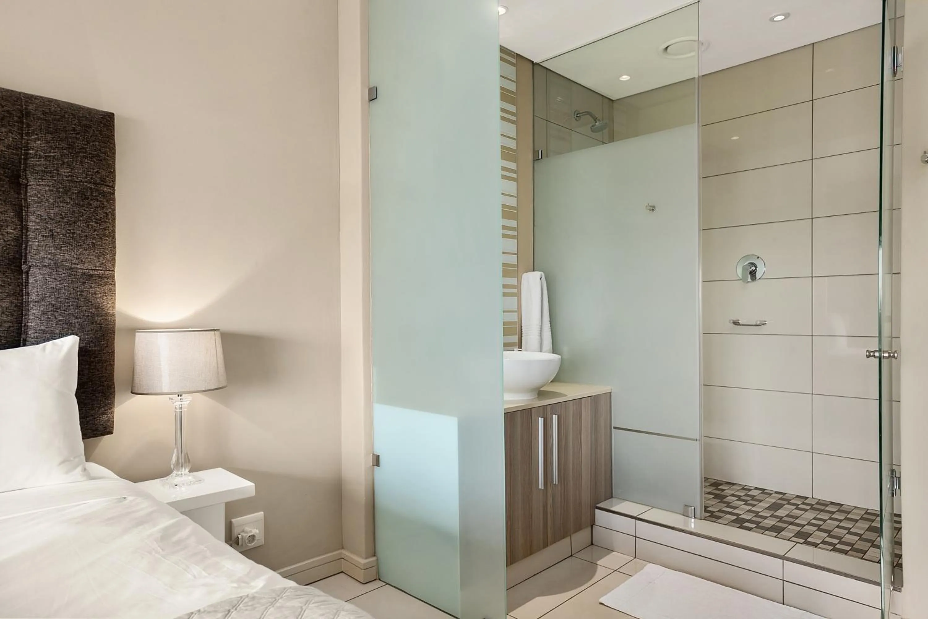 Bathroom, Bed in Easy Stay - The Tyrwhitt Rosebank