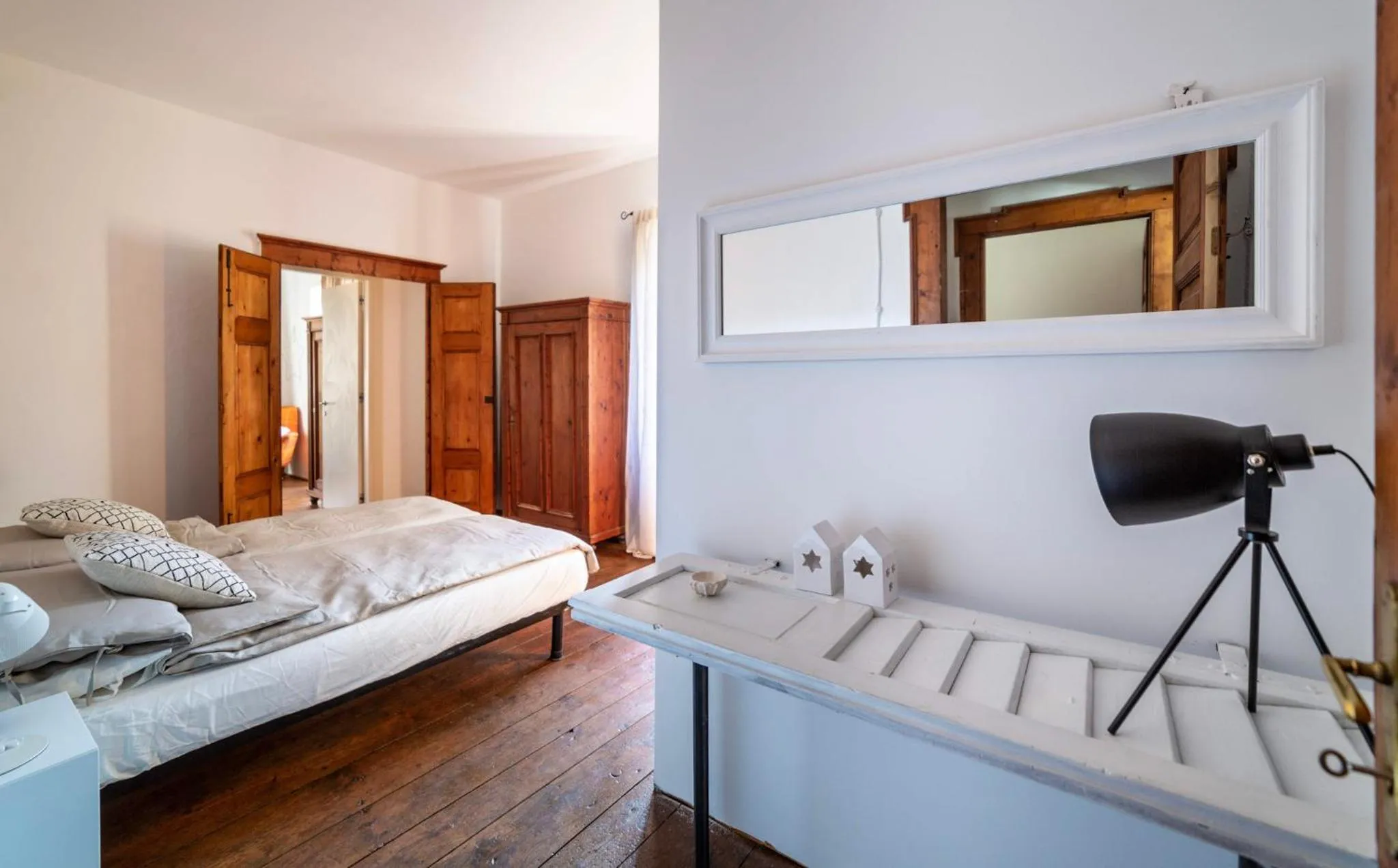 Decorative detail in Giulio Mountain B&B