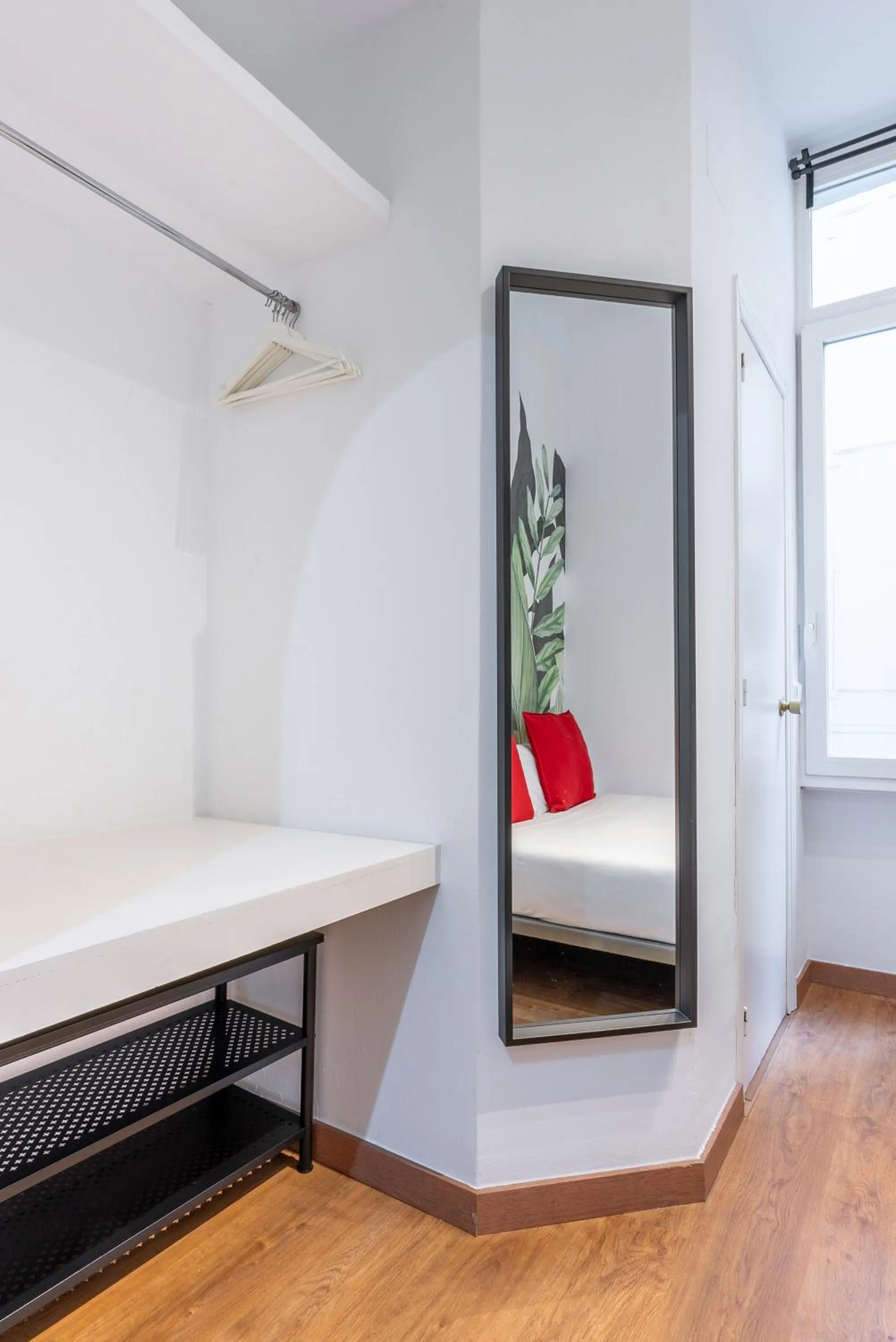 Photo of the whole room, Bed in Smartr Madrid Gran Via 47