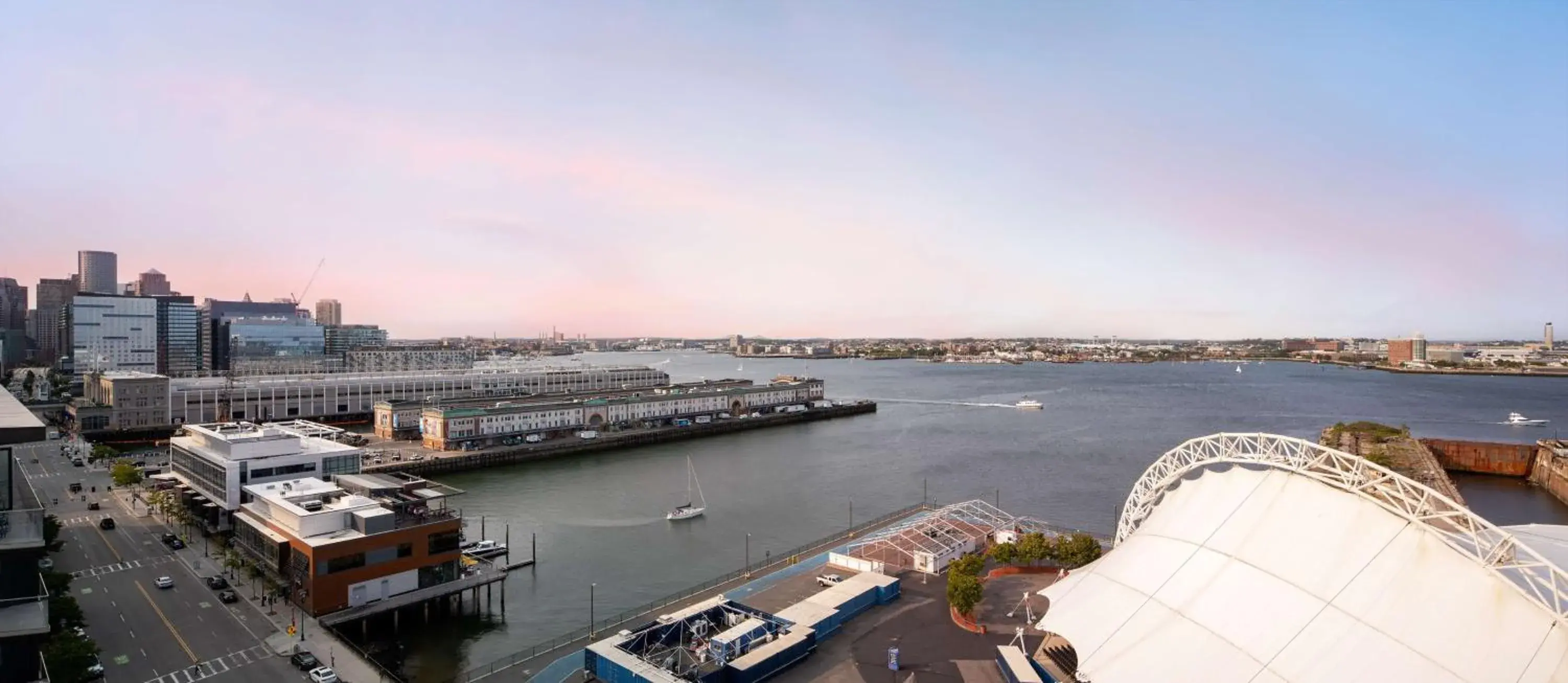 Lounge or bar in Hyatt Place Boston/Seaport District Lounge or bar in Hyatt Place Boston/Seaport District