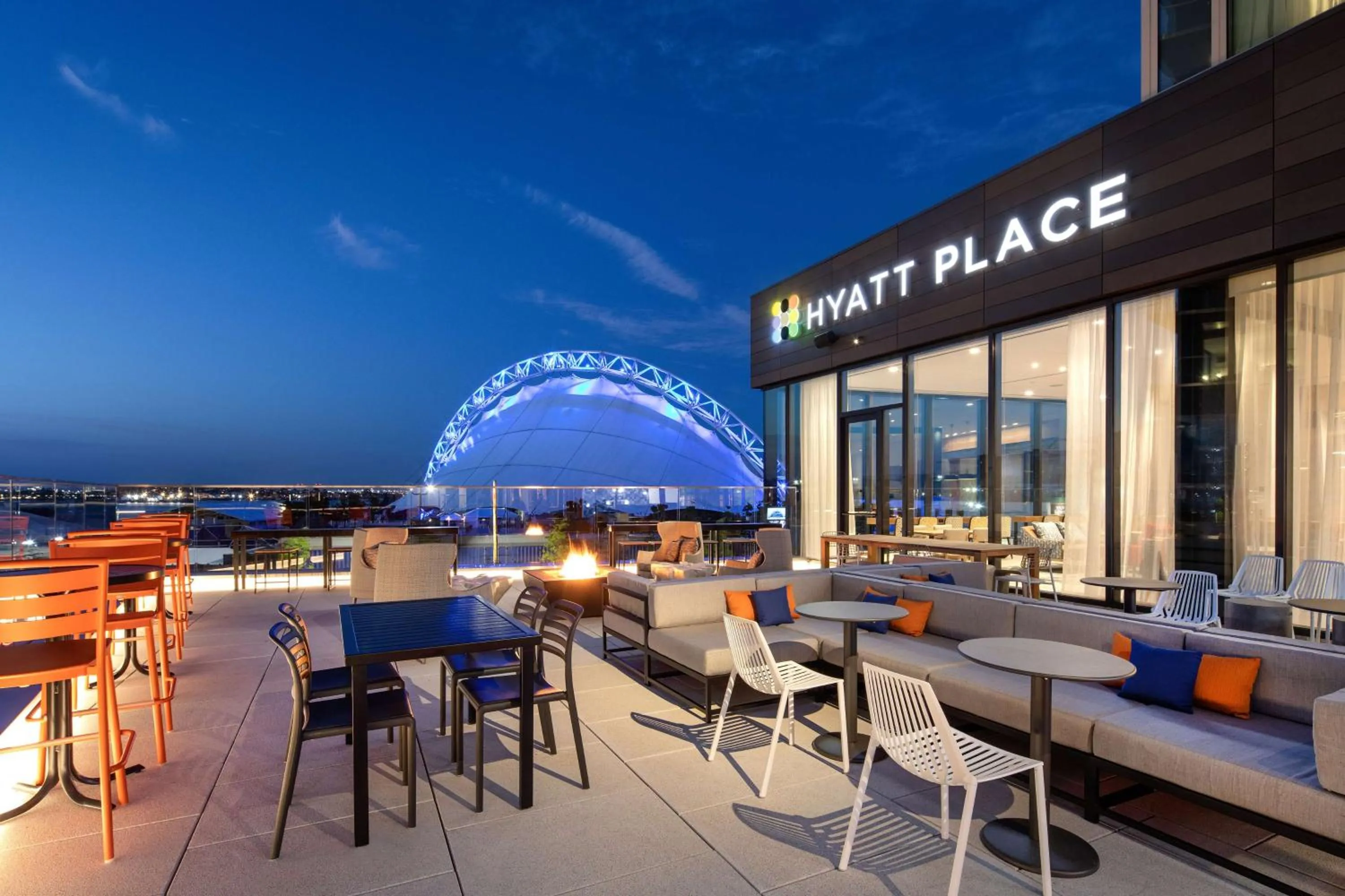 Lounge or bar in Hyatt Place Boston/Seaport District