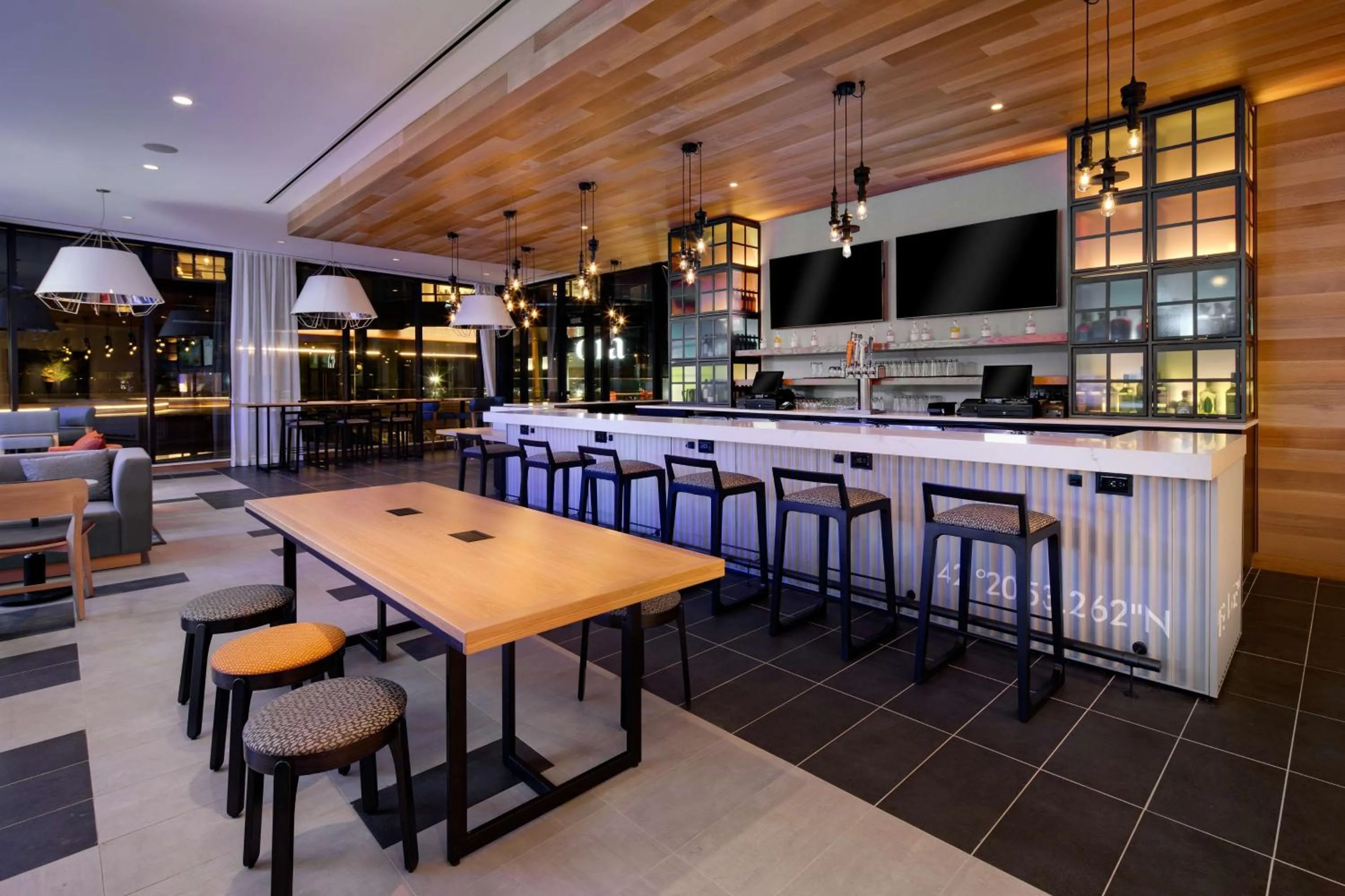Lounge or bar in Hyatt Place Boston/Seaport District