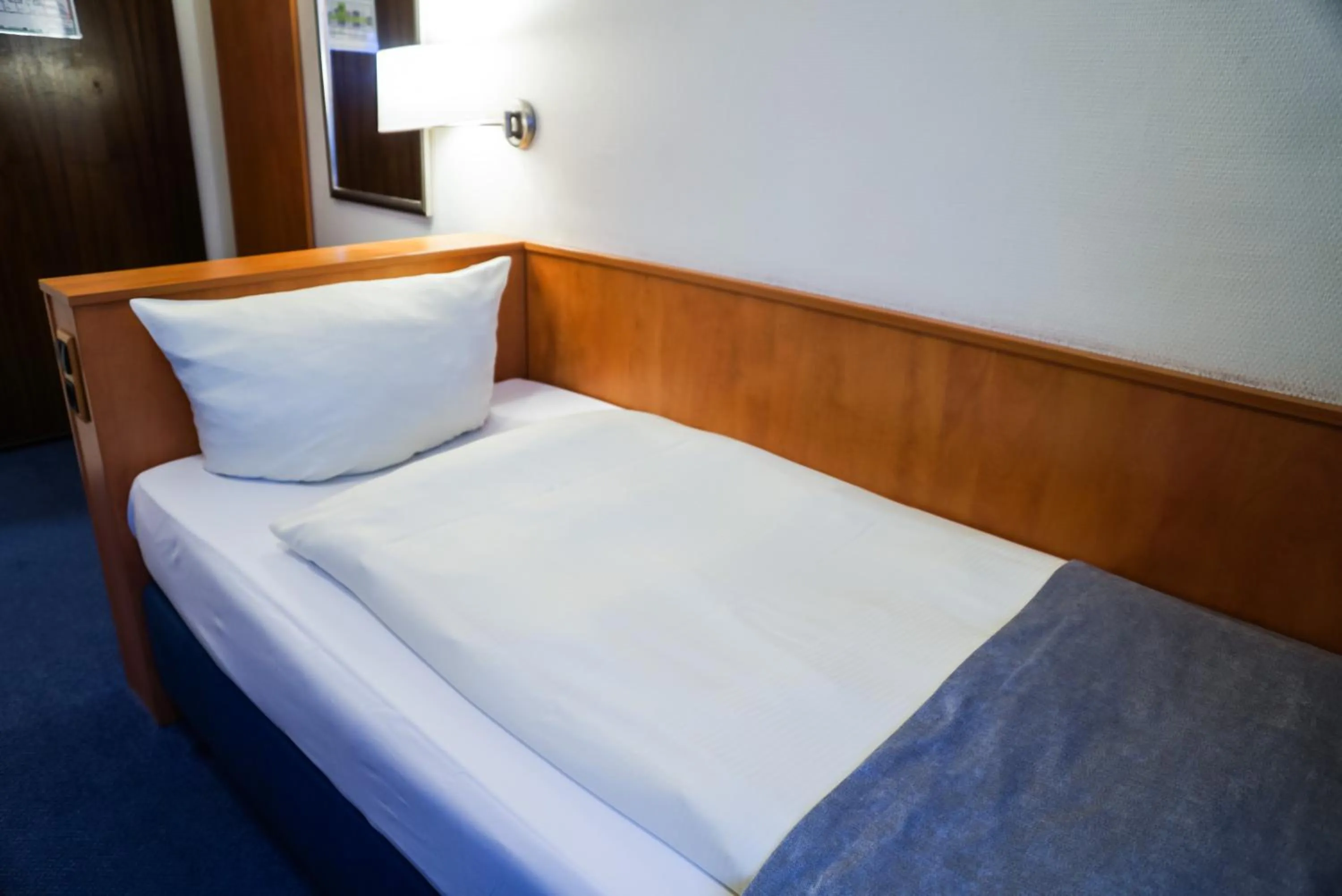 Property building, Bed in Hotel Niederräder Hof