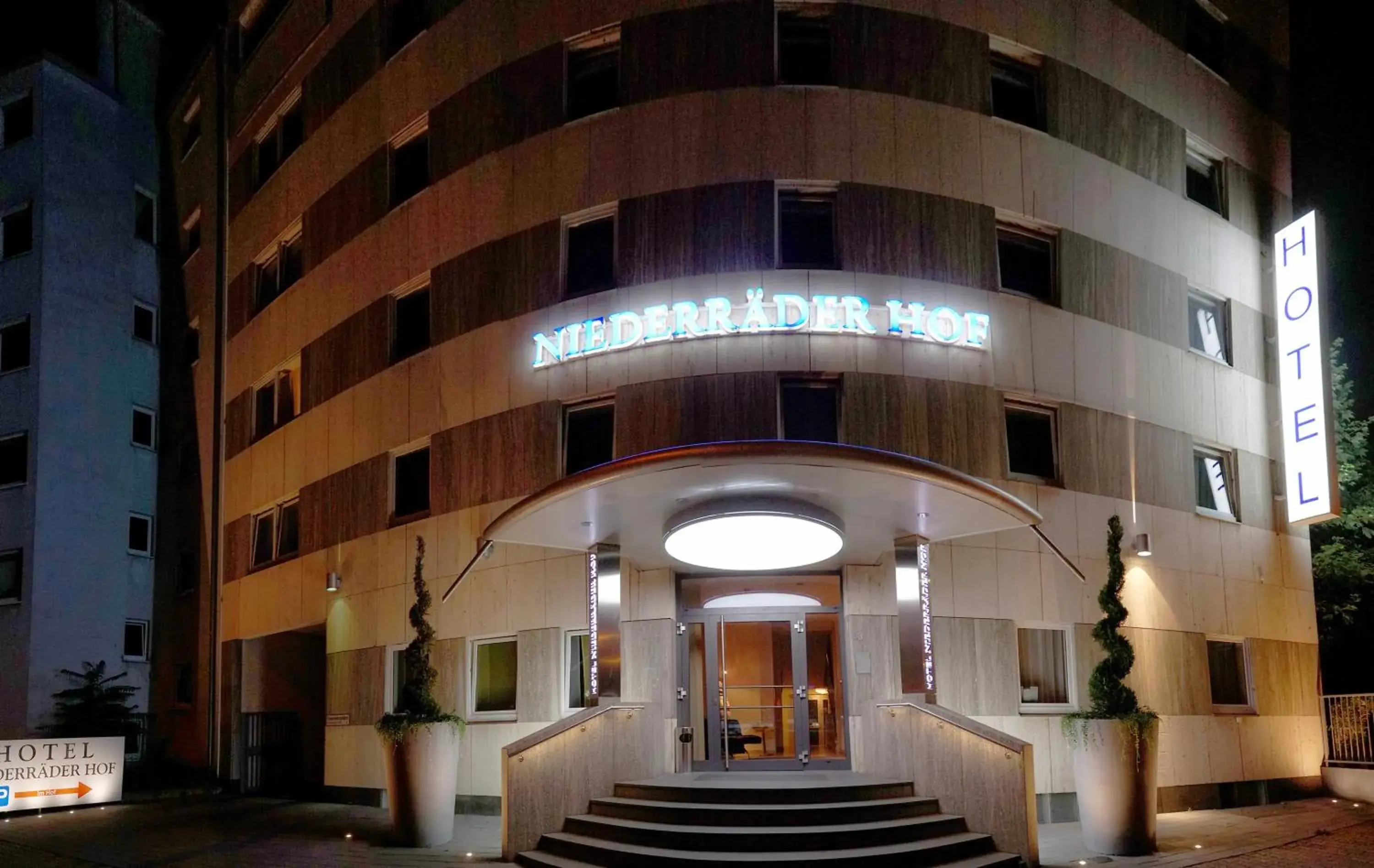 Facade/entrance, Property Building in Hotel Niederrader Hof