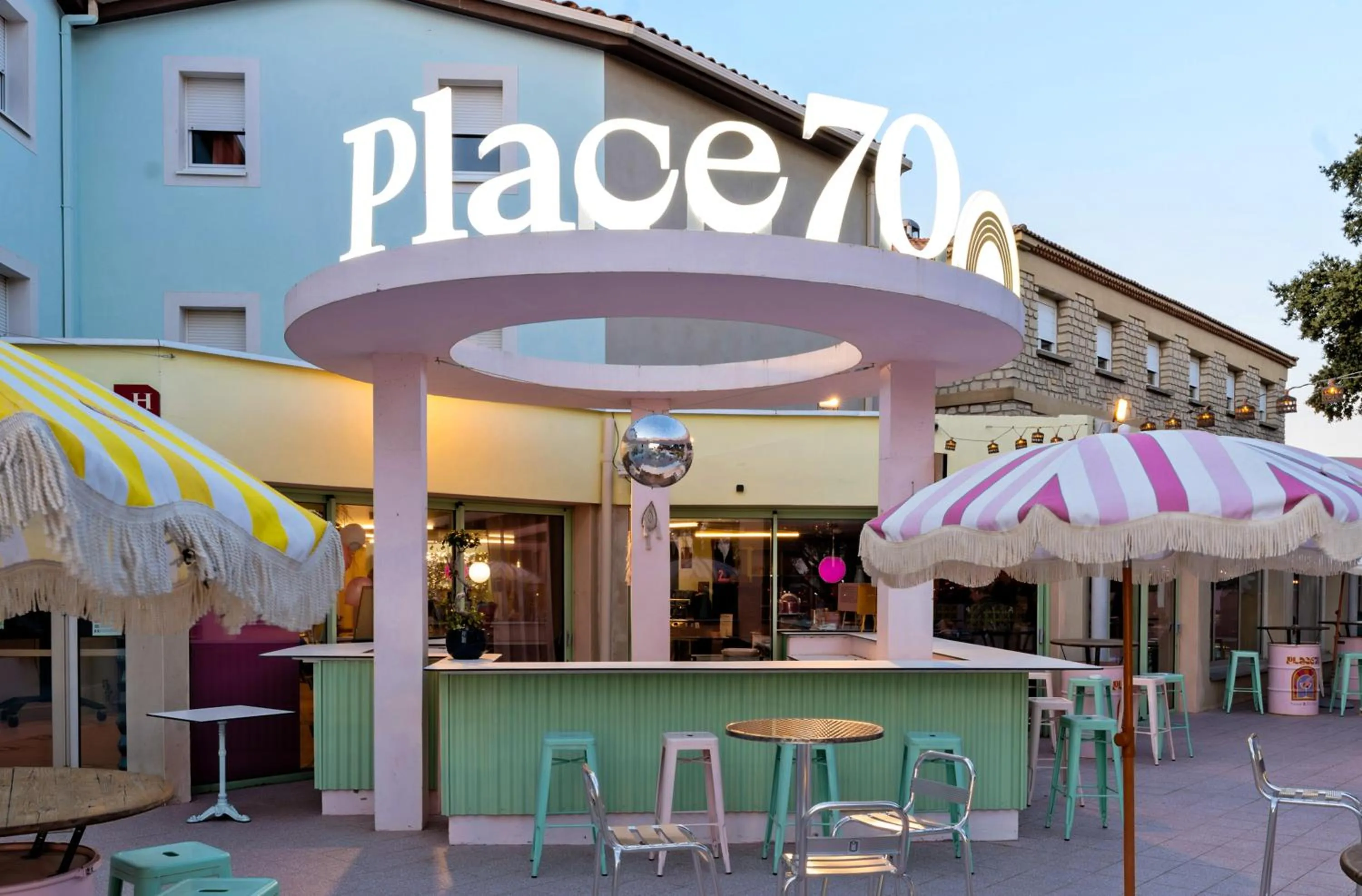 Lounge or bar in greet hôtel Pont du Gard - Route d'Avignon