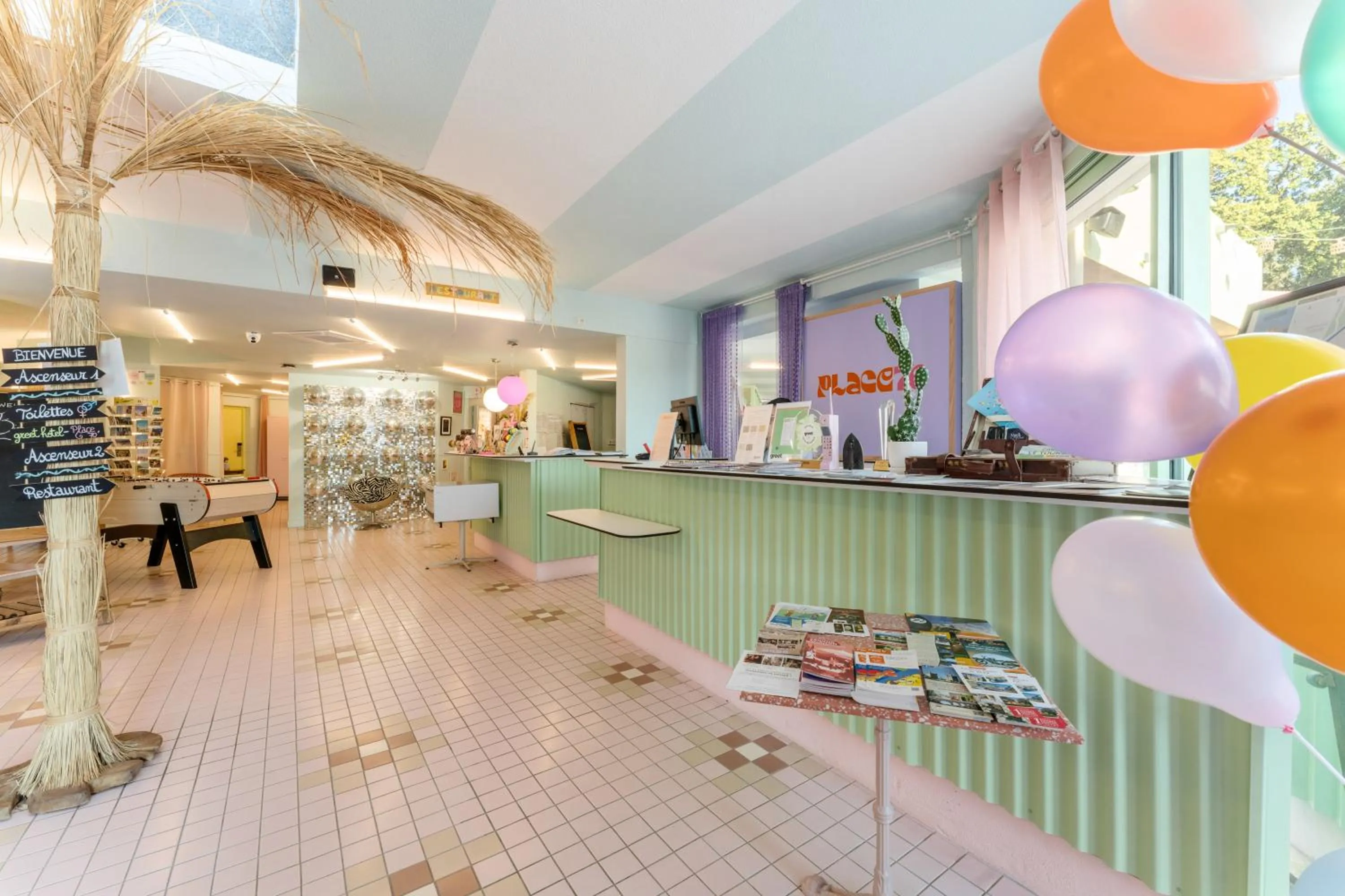 Lobby or reception in greet hôtel Pont du Gard - Route d'Avignon