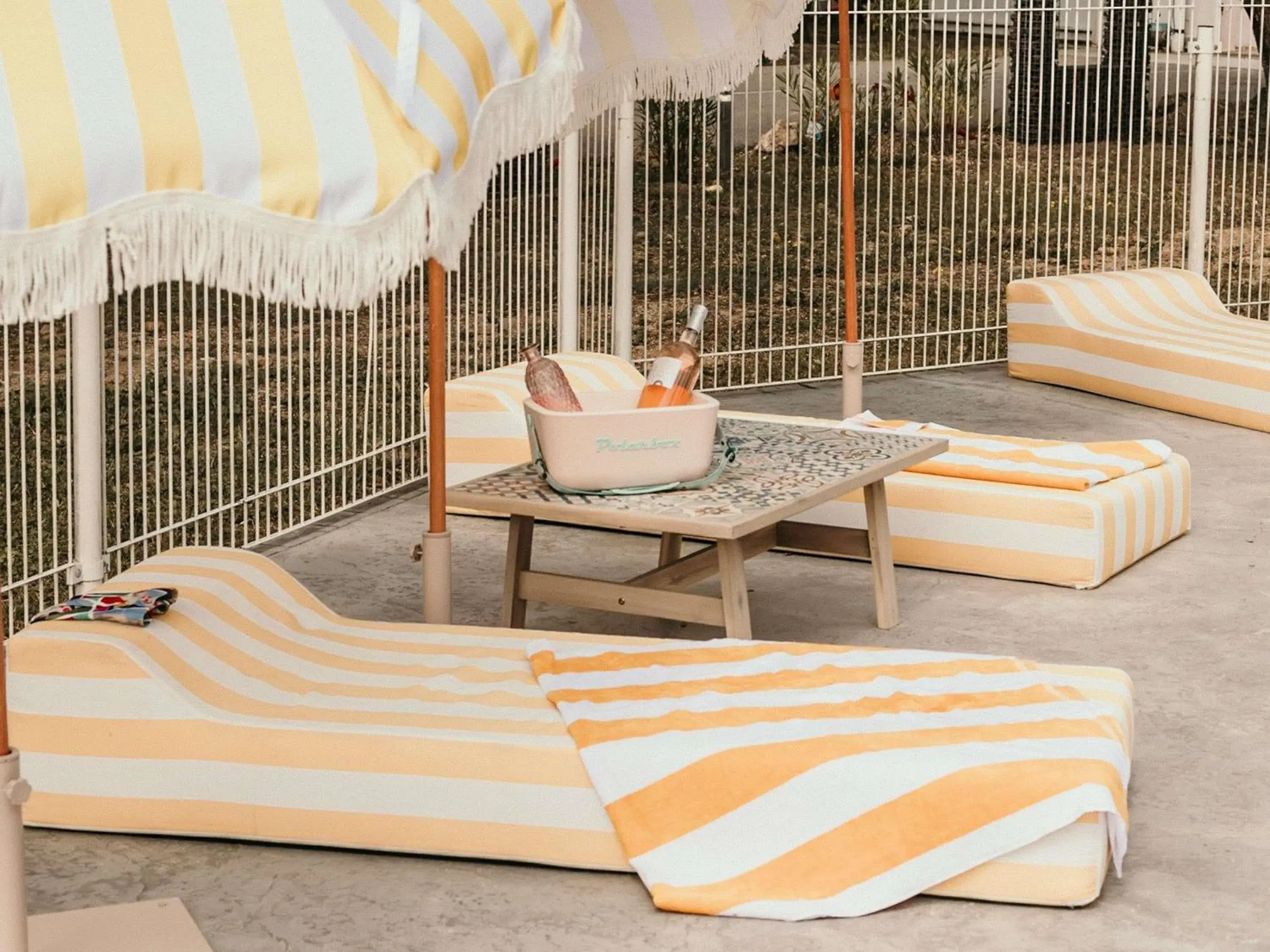 Pool view in greet hôtel Pont du Gard - Route d'Avignon Pool view in greet hôtel Pont du Gard - Route d'Avignon