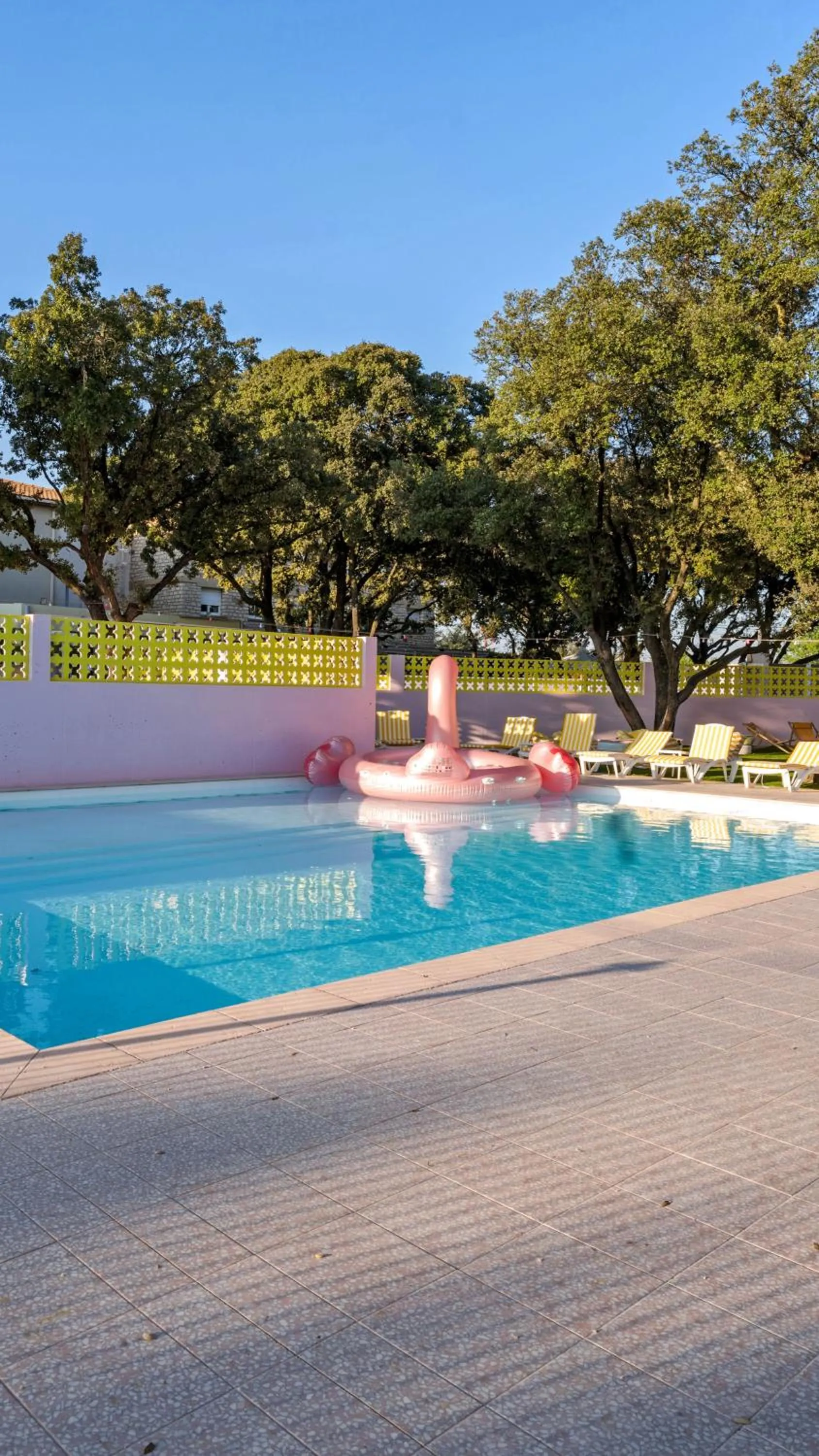 Pool view in greet hôtel Pont du Gard - Route d'Avignon