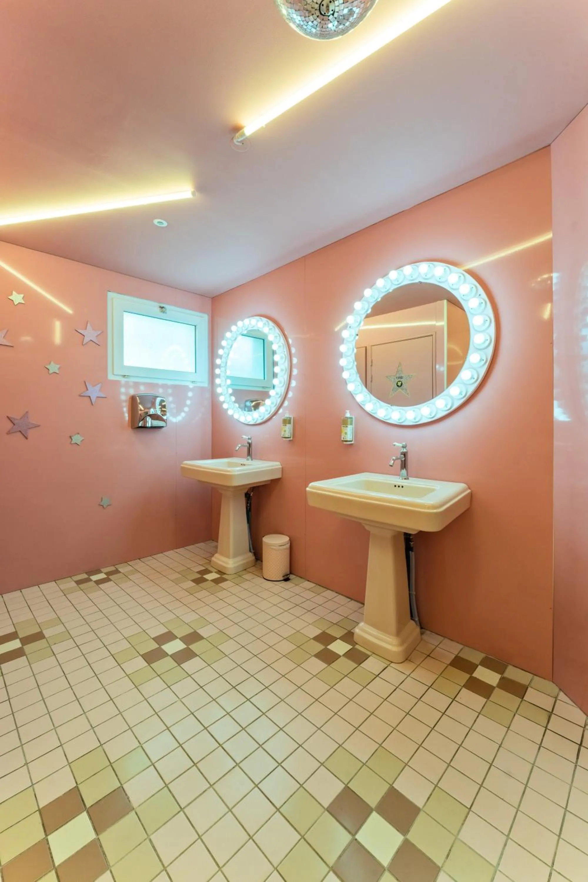 Toilet in greet hôtel Pont du Gard - Route d'Avignon