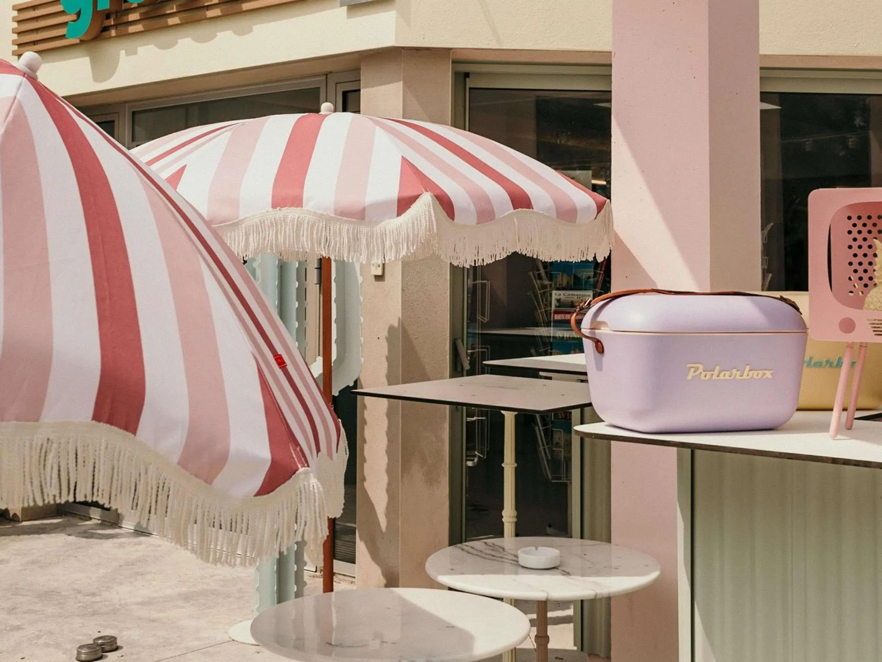 Lounge or bar in greet hôtel Pont du Gard - Route d'Avignon Lounge or bar in greet hôtel Pont du Gard - Route d'Avignon