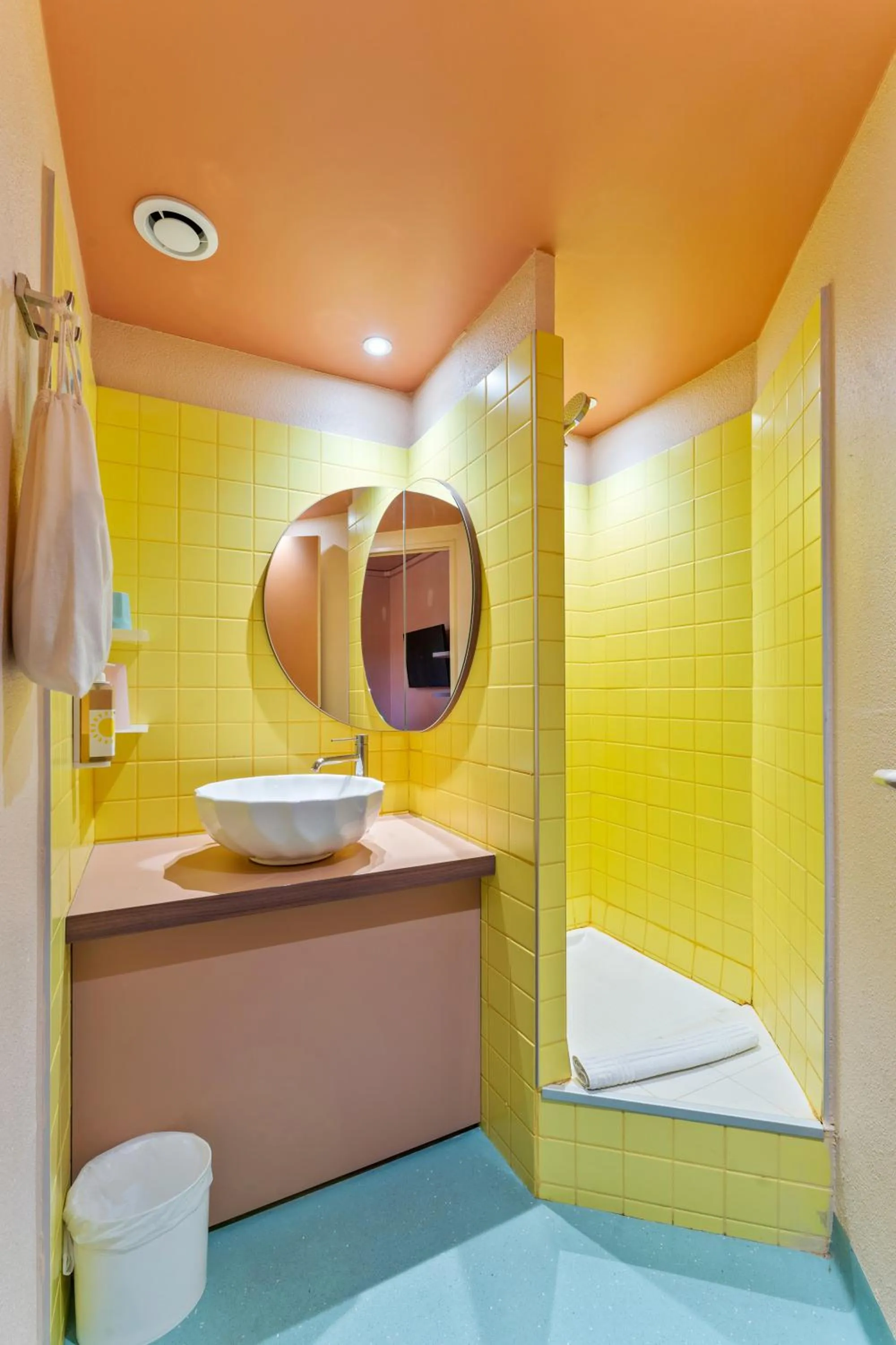 Bathroom in greet hôtel Pont du Gard - Route d'Avignon