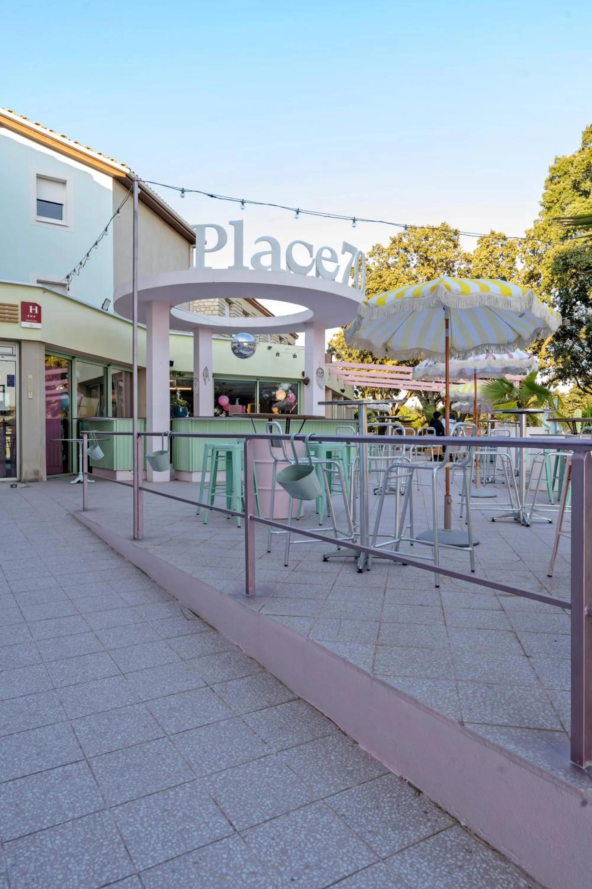 Property building in greet hôtel Pont du Gard - Route d'Avignon