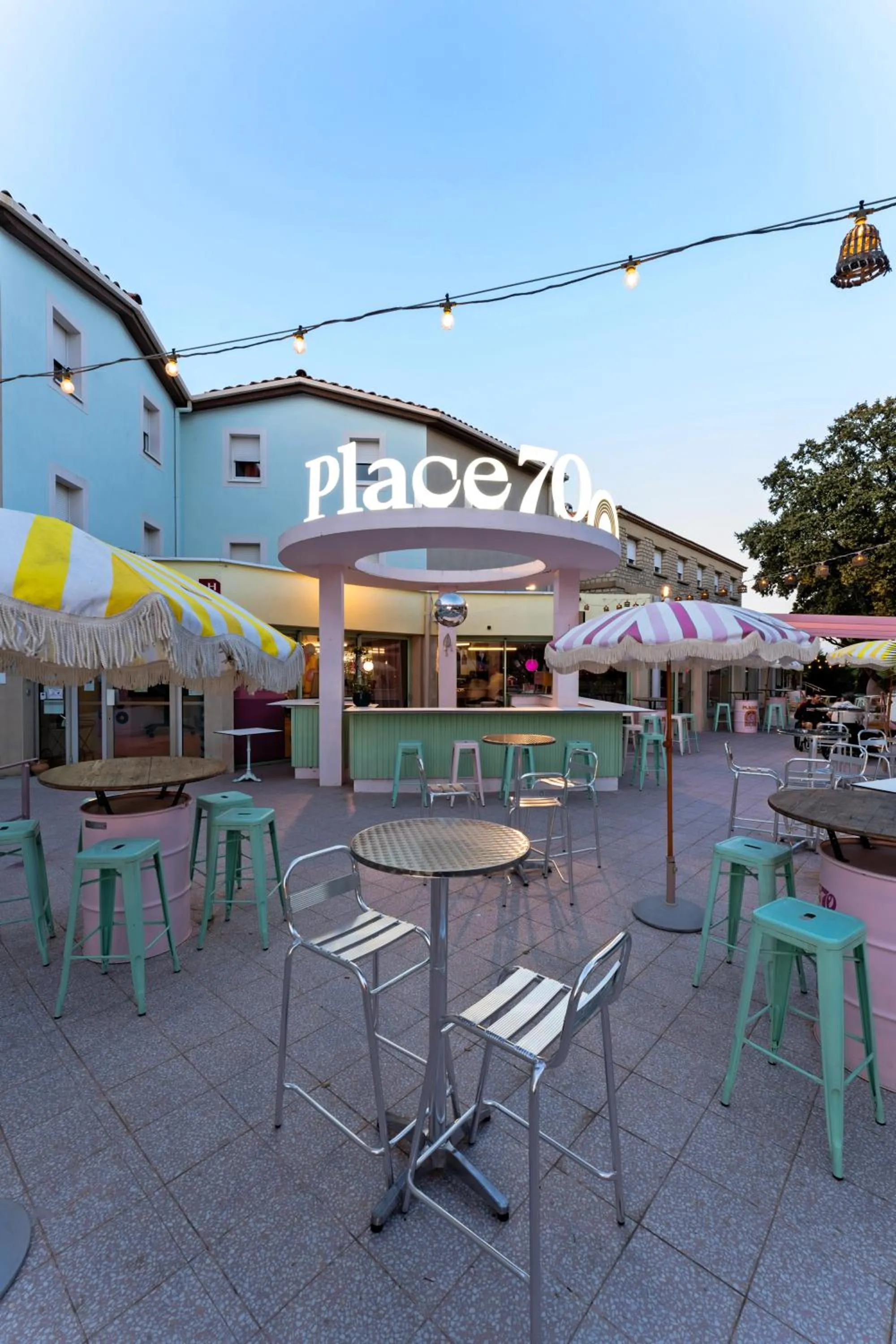 Patio in greet hôtel Pont du Gard - Route d'Avignon