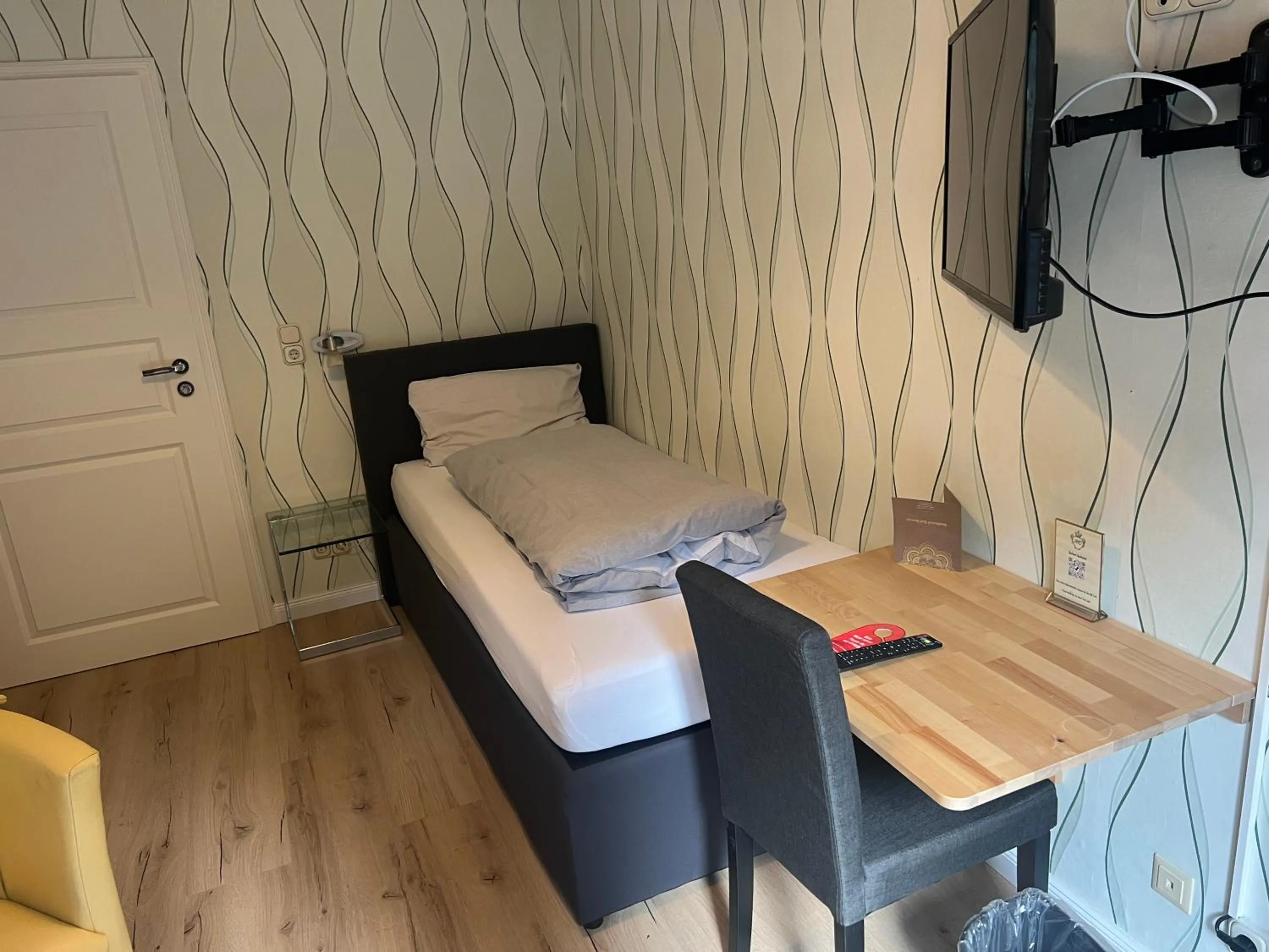 Photo of the whole room, Bed in Kurhotel Quellenhof