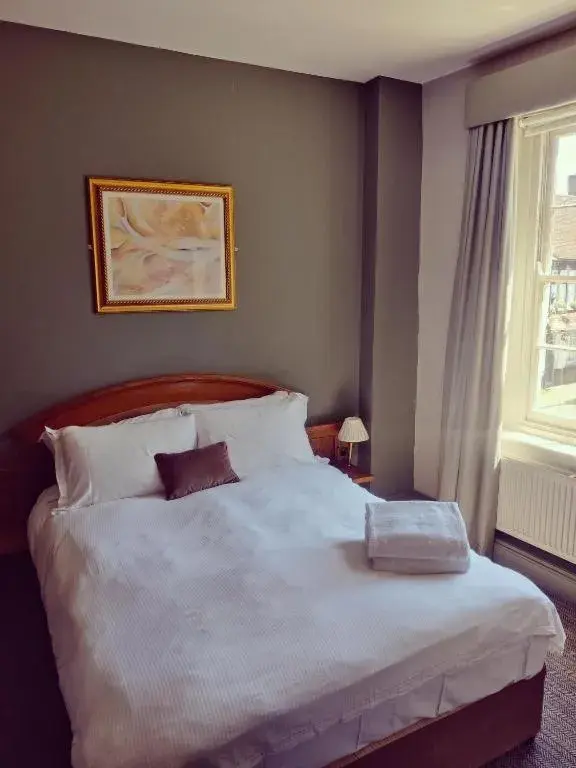 Standard Double Room in The Greyhound Inn Standard Double Room in The Greyhound Inn