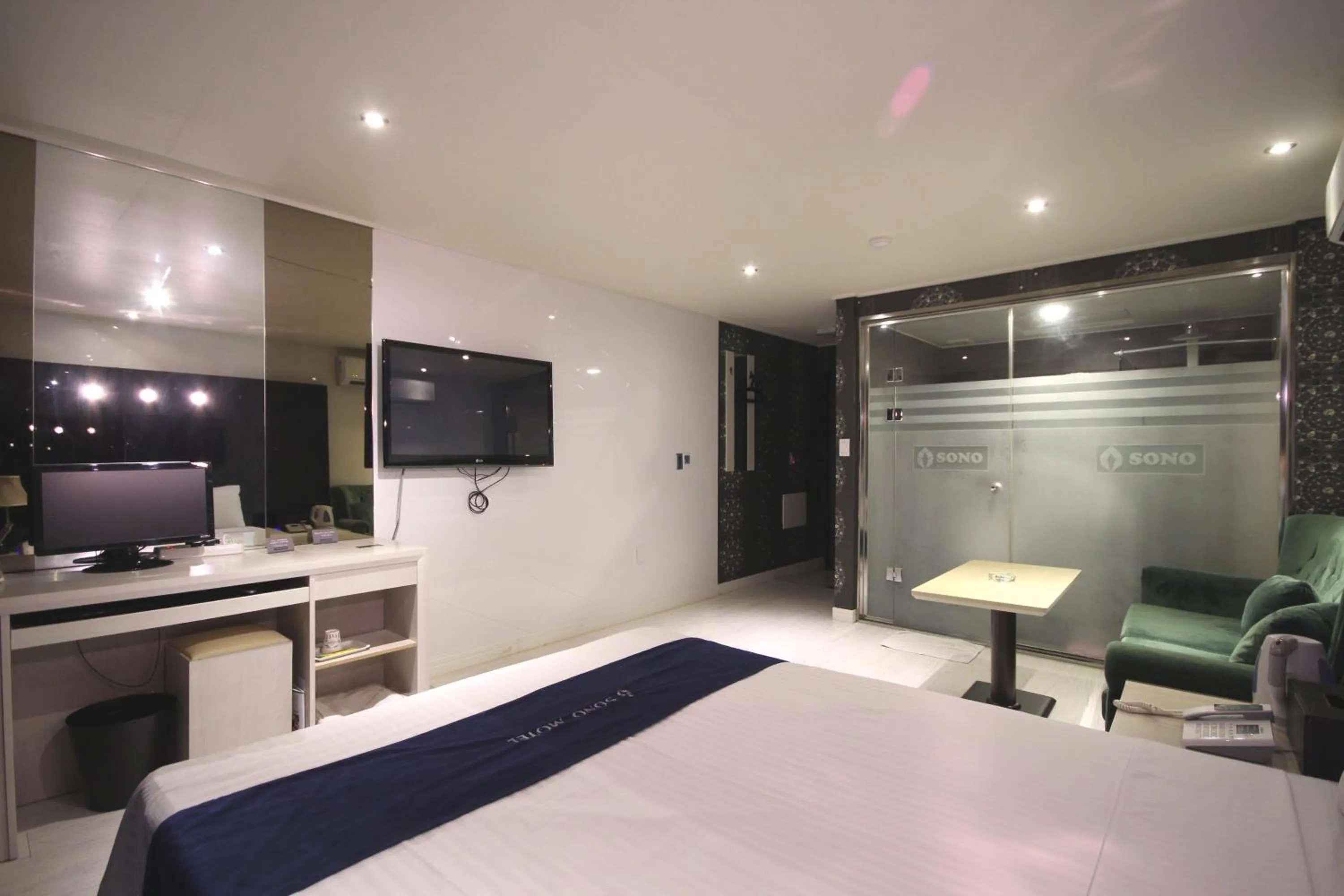 Photo of the whole room, TV/Entertainment Center in Sono Hotel