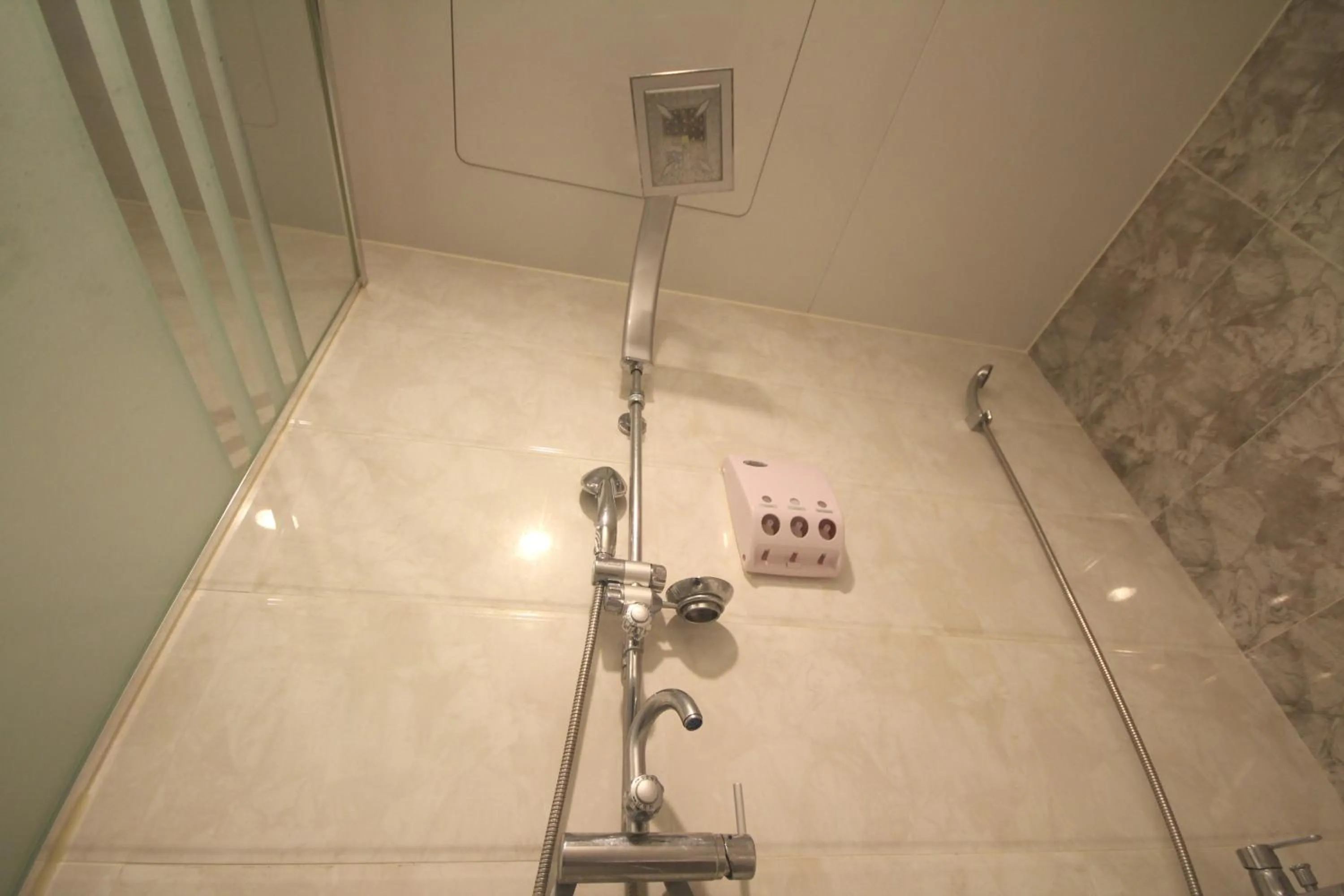 Shower, Bathroom in Sono Hotel