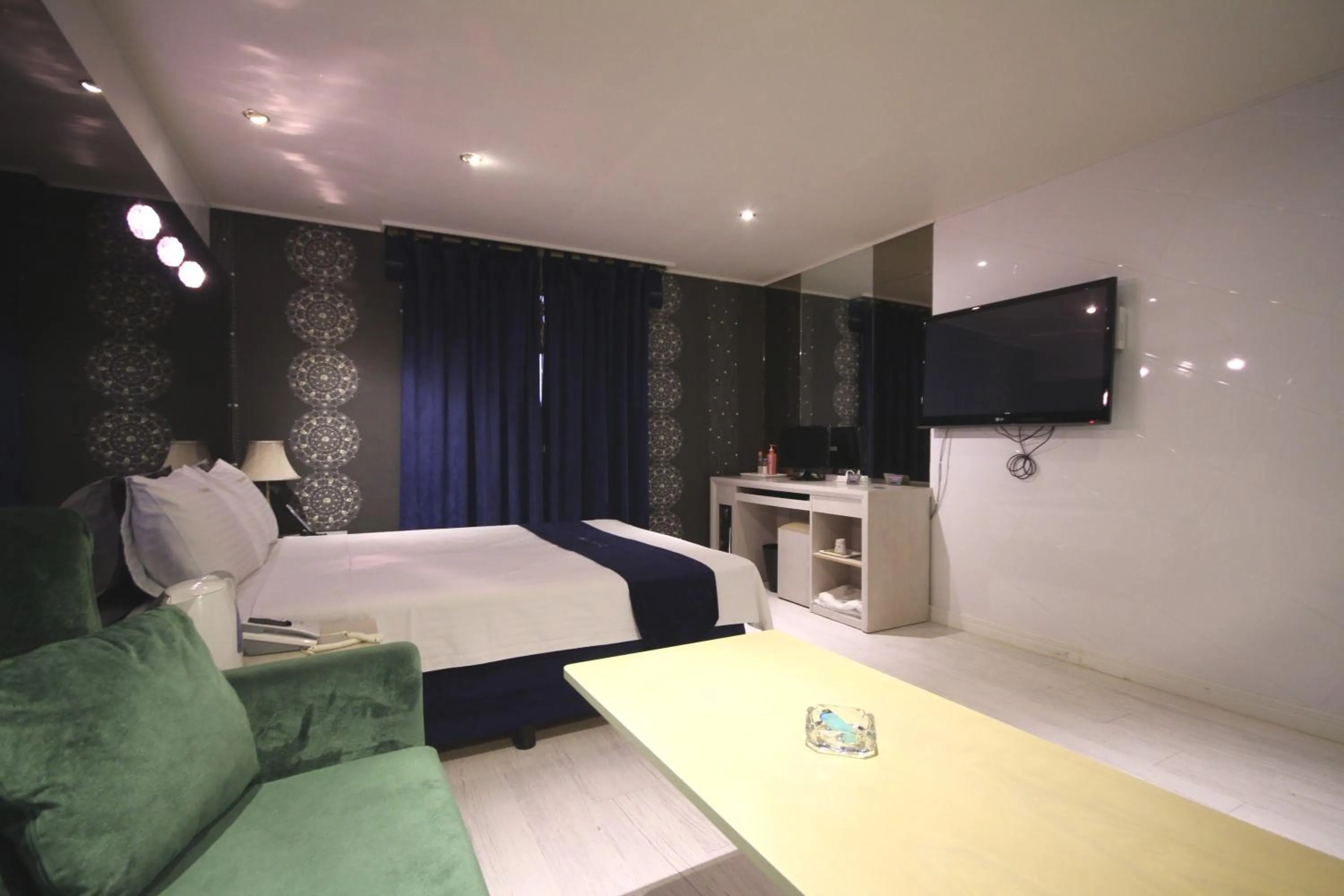 Photo of the whole room, TV/Entertainment Center in Sono Hotel