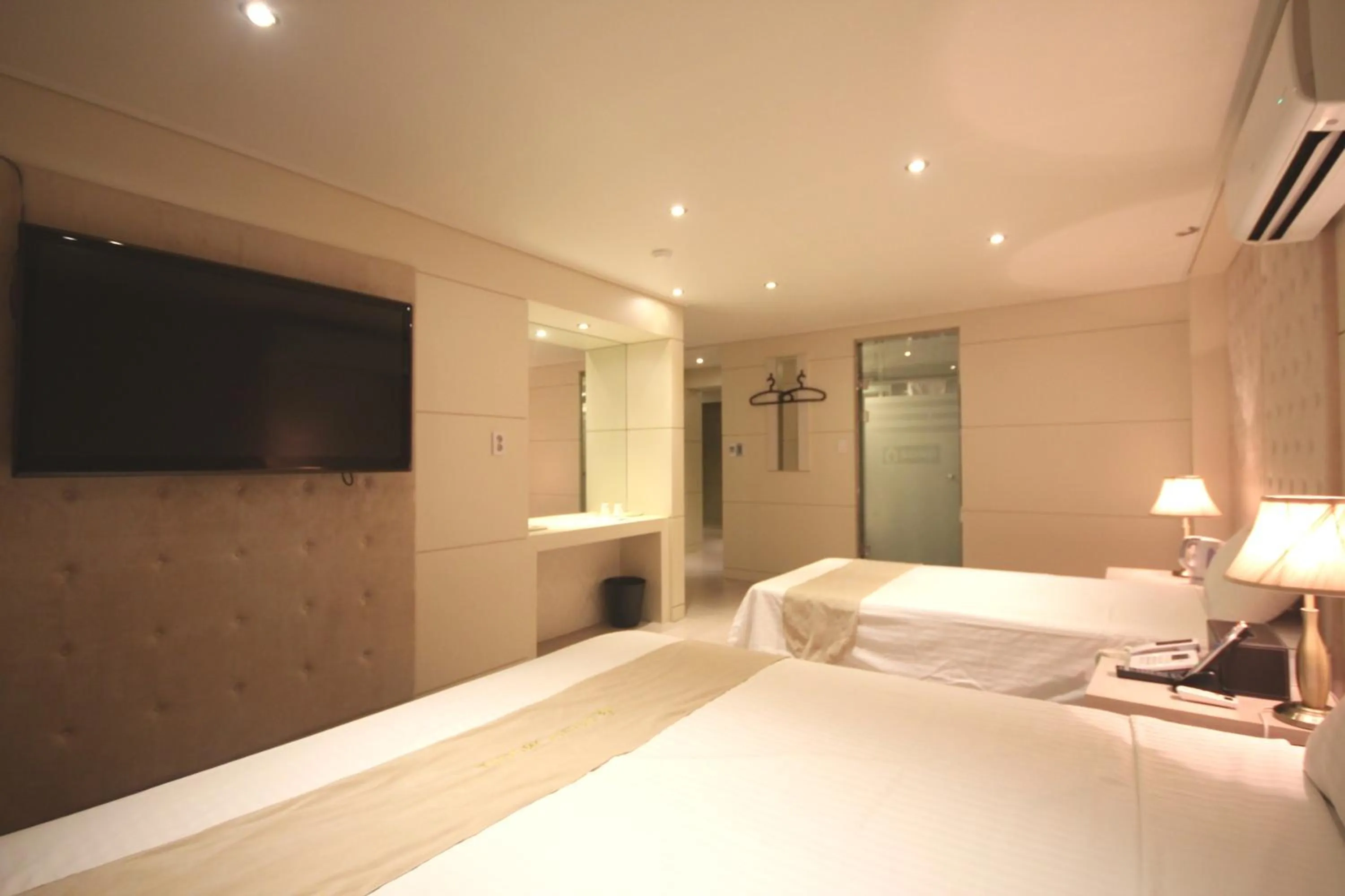 Photo of the whole room, TV/Entertainment Center in Sono Hotel