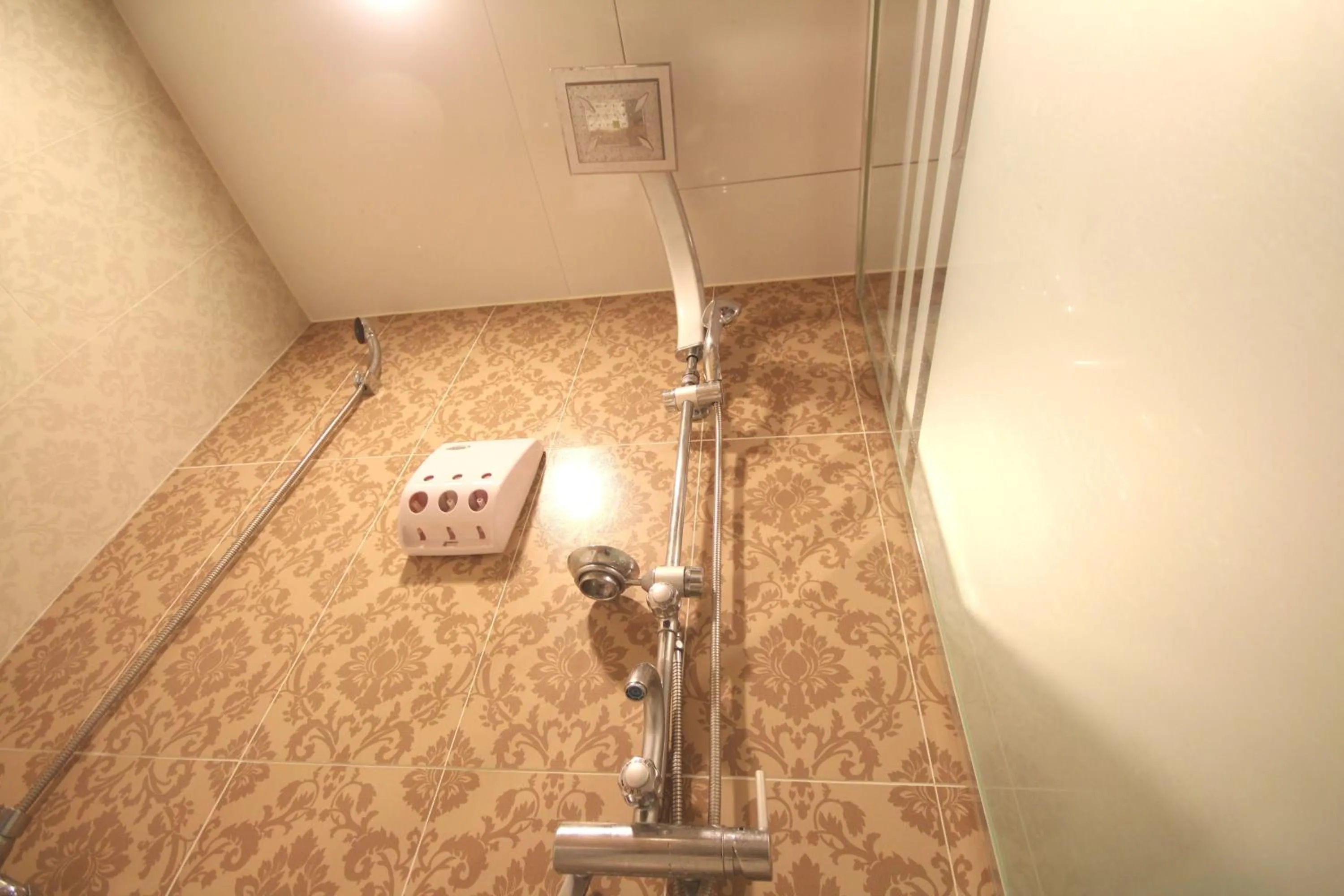 Shower, Bathroom in Sono Hotel