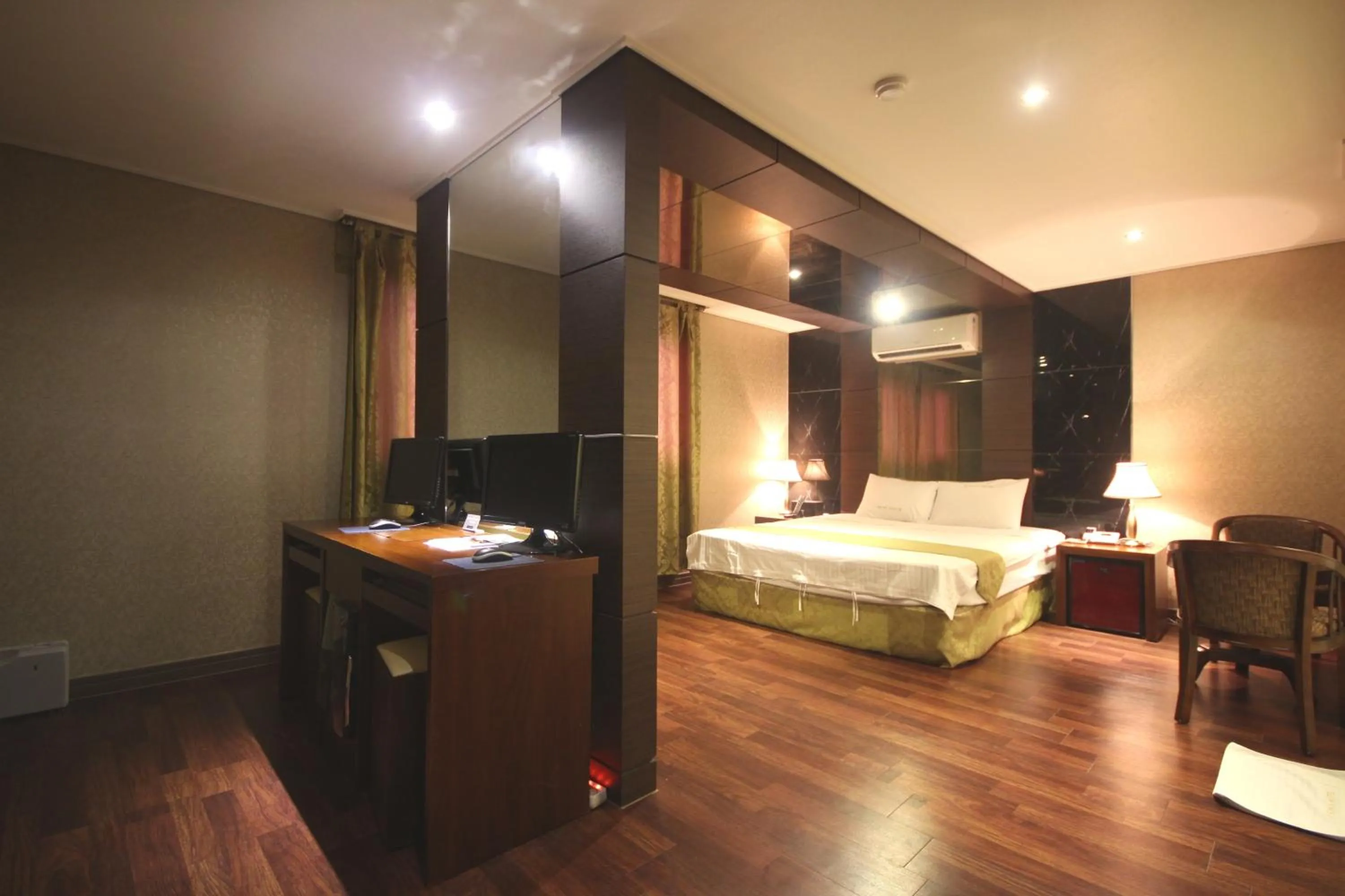 Photo of the whole room, Bathroom in Sono Hotel