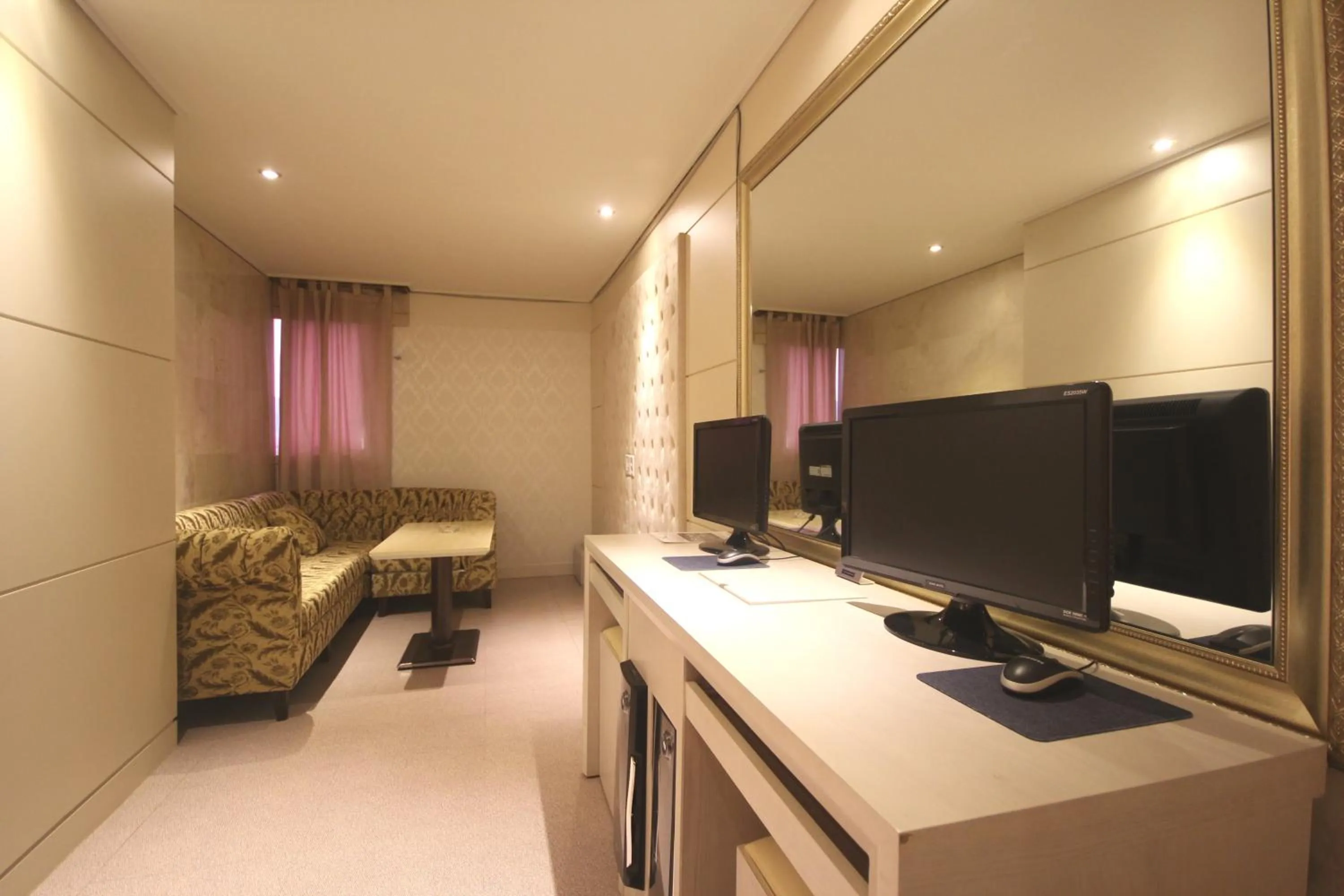 Living room, TV/Entertainment Center in Sono Hotel