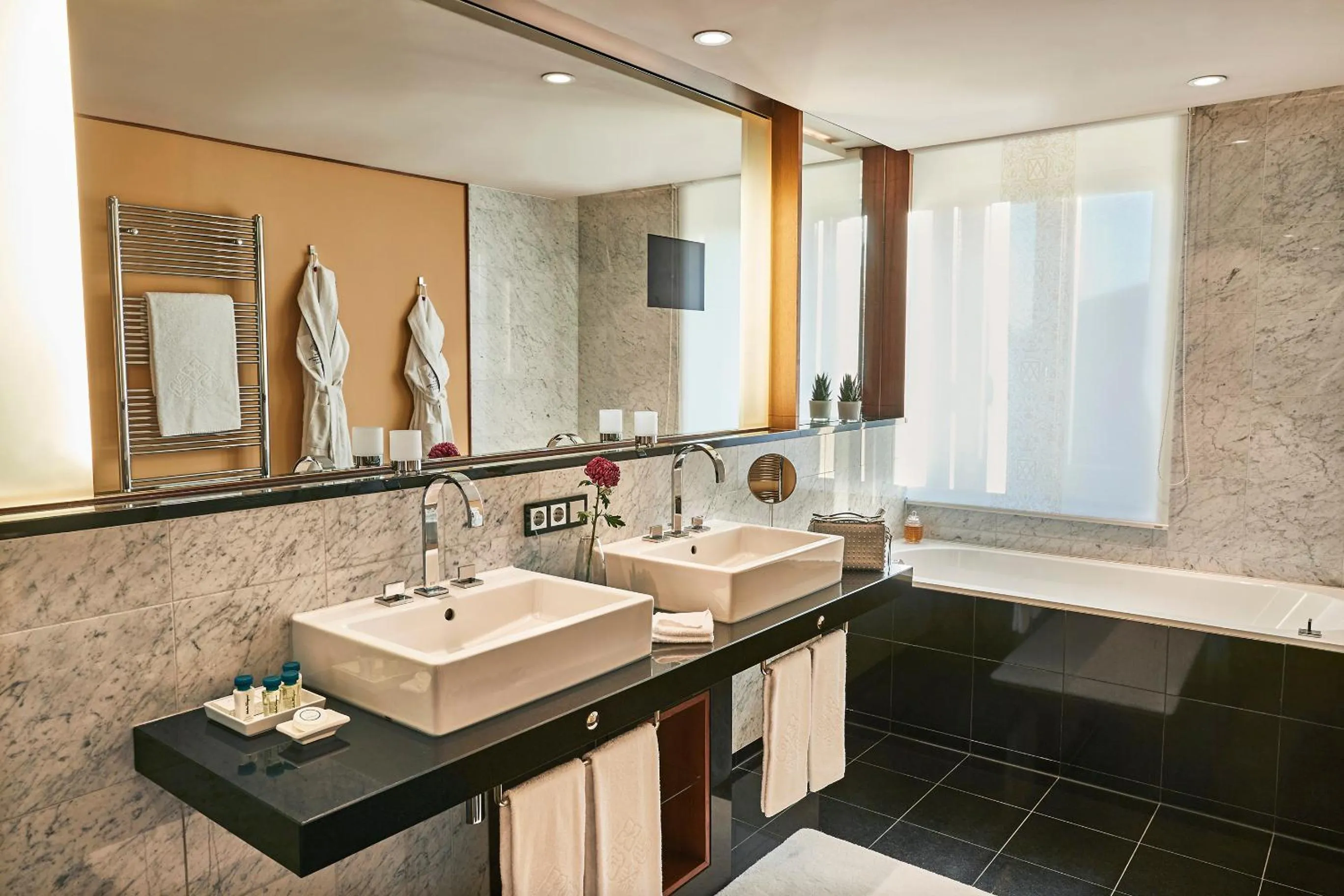 Bathroom in Vier Jahreszeiten Kempinski München