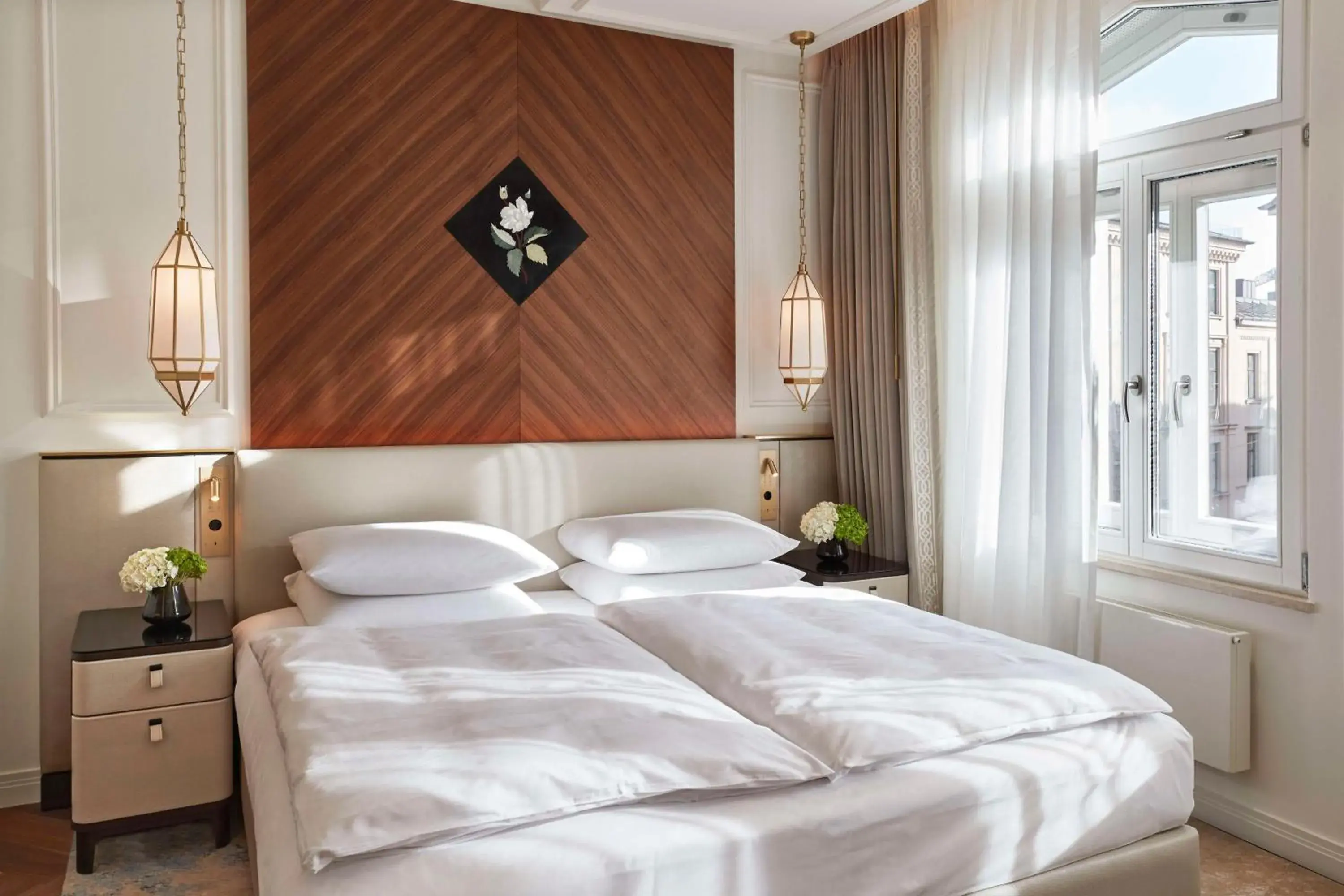 Bedroom, Bed in Vier Jahreszeiten Kempinski München Bedroom, Bed in Vier Jahreszeiten Kempinski München