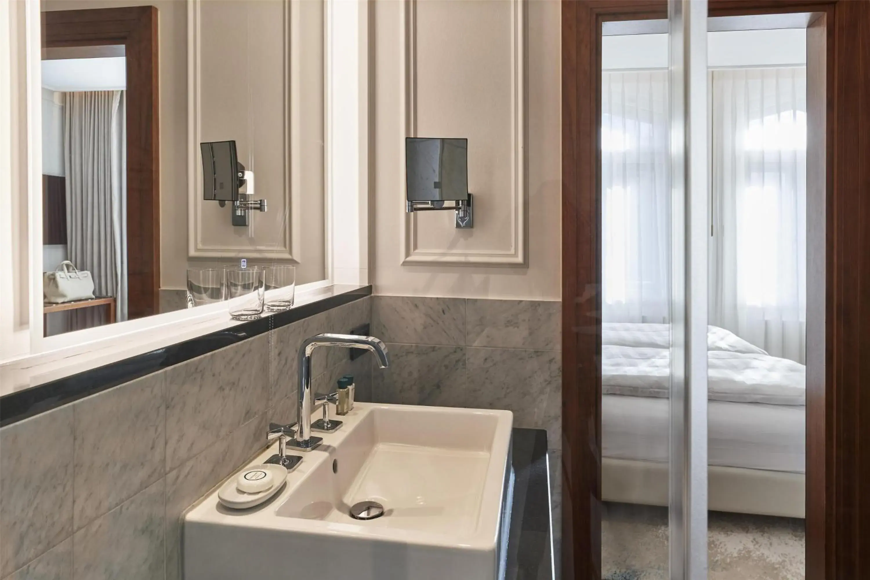 Bedroom in Vier Jahreszeiten Kempinski München Bedroom in Vier Jahreszeiten Kempinski München