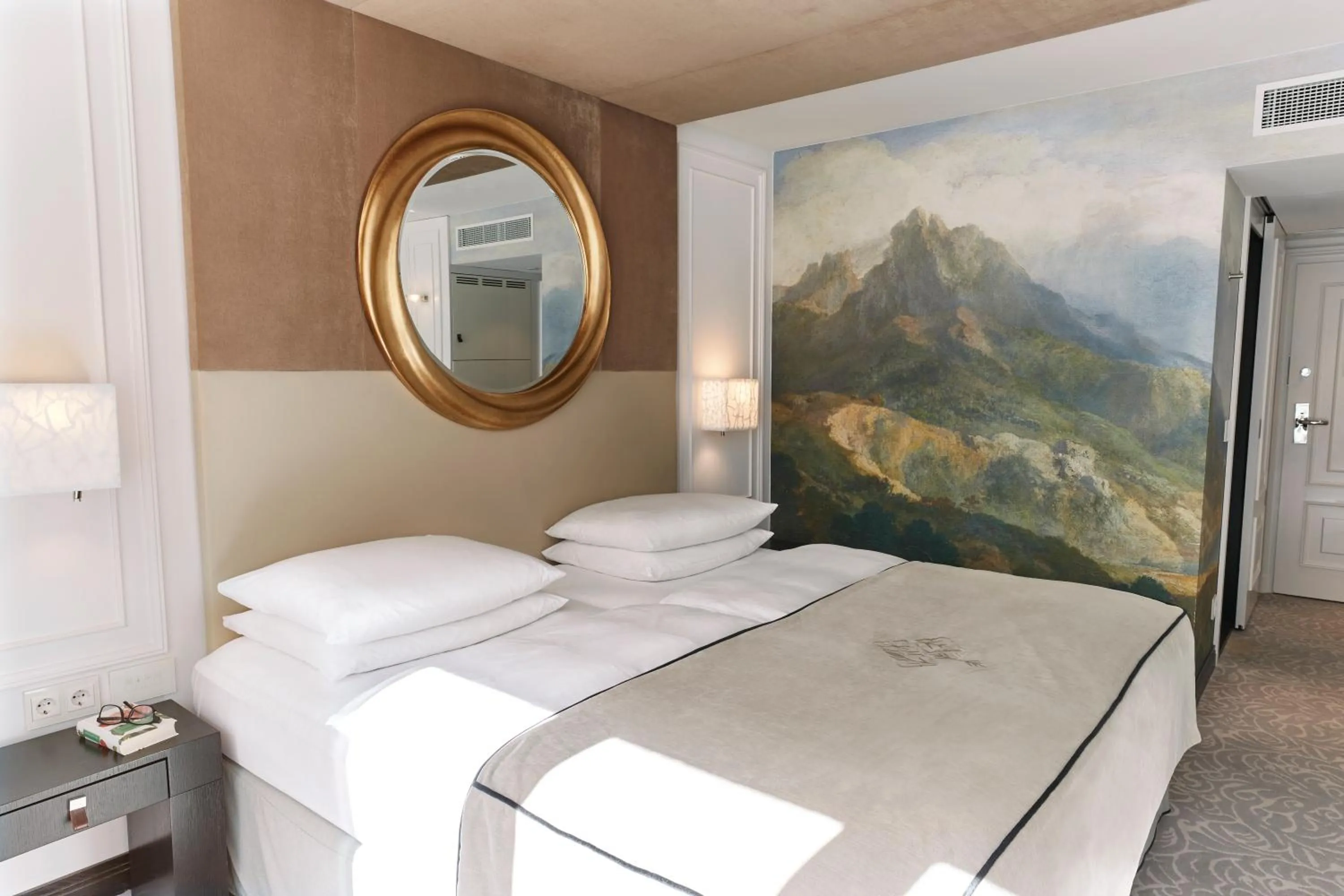 Bedroom, Bed in Vier Jahreszeiten Kempinski München