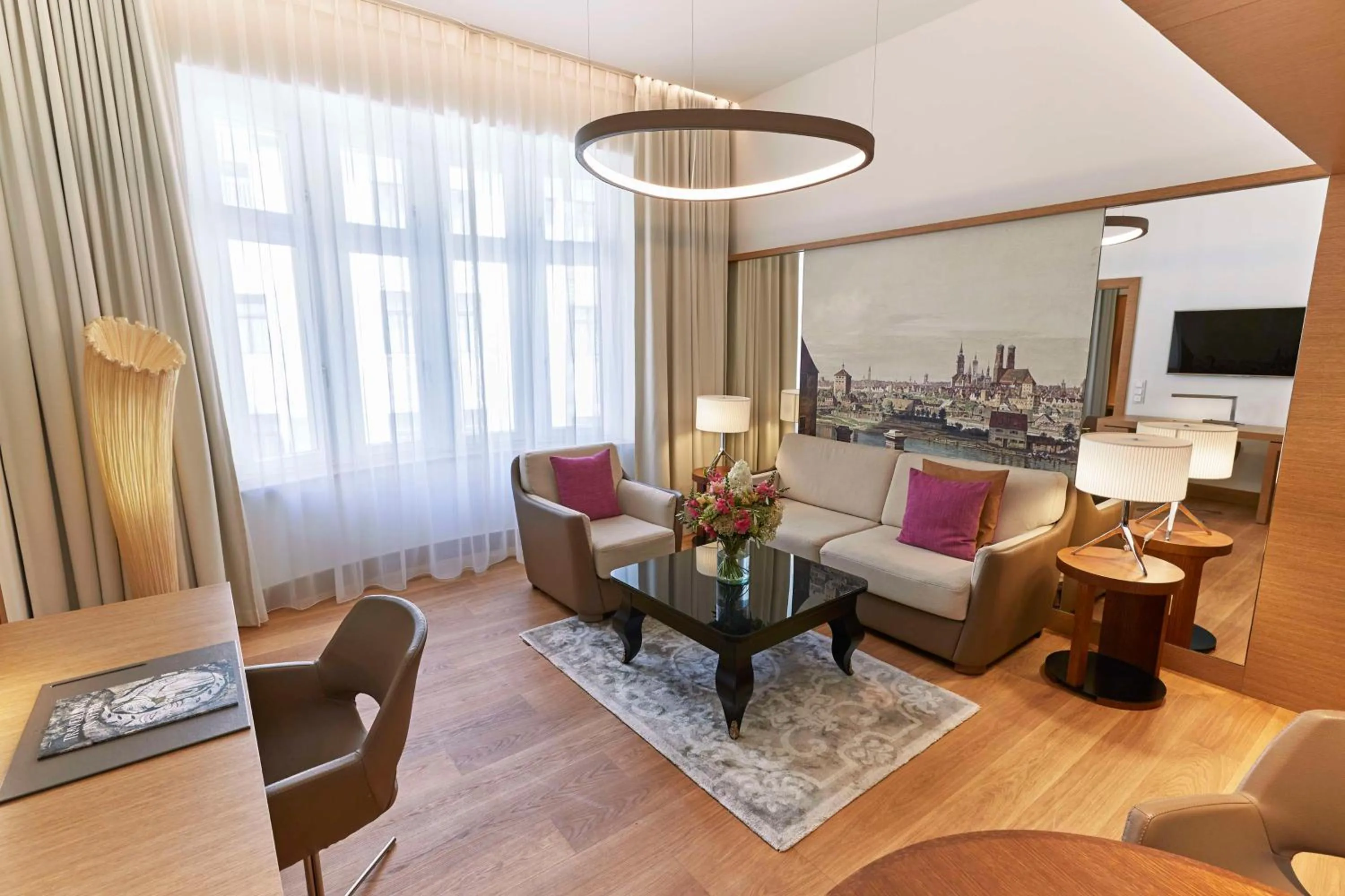 Photo of the whole room in Vier Jahreszeiten Kempinski München