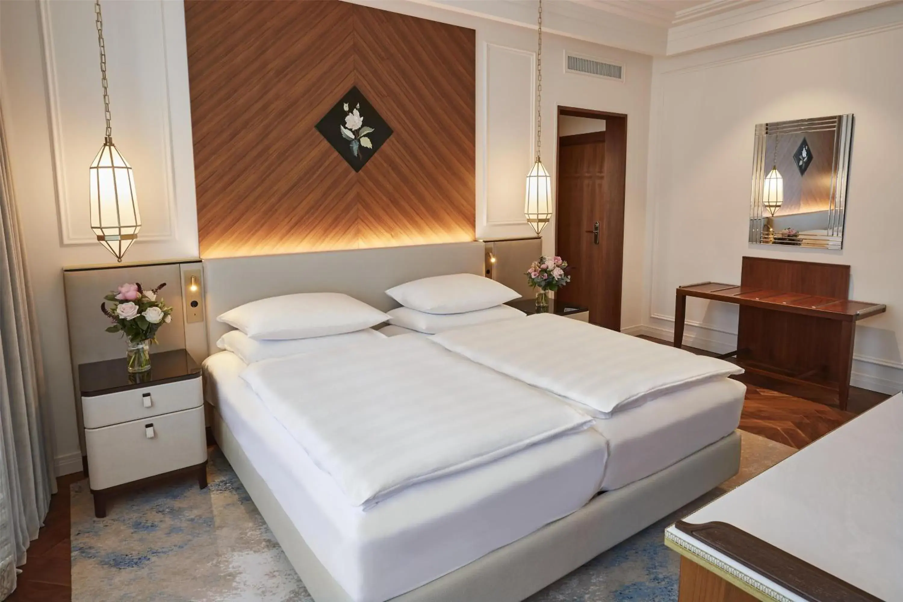 Property building, Bed in Vier Jahreszeiten Kempinski München Property building, Bed in Vier Jahreszeiten Kempinski München