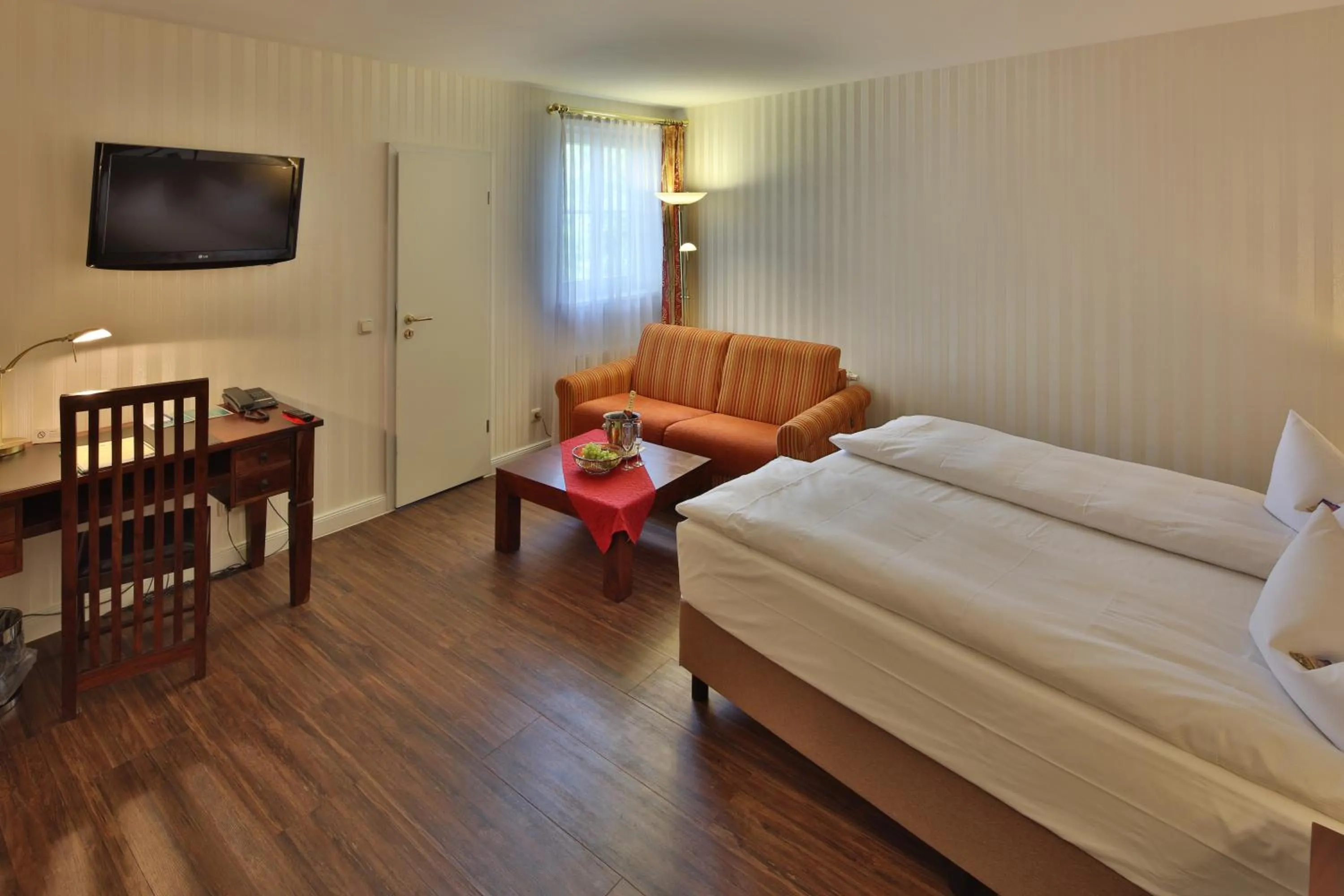 Photo of the whole room, Bed in Hotel Elefant