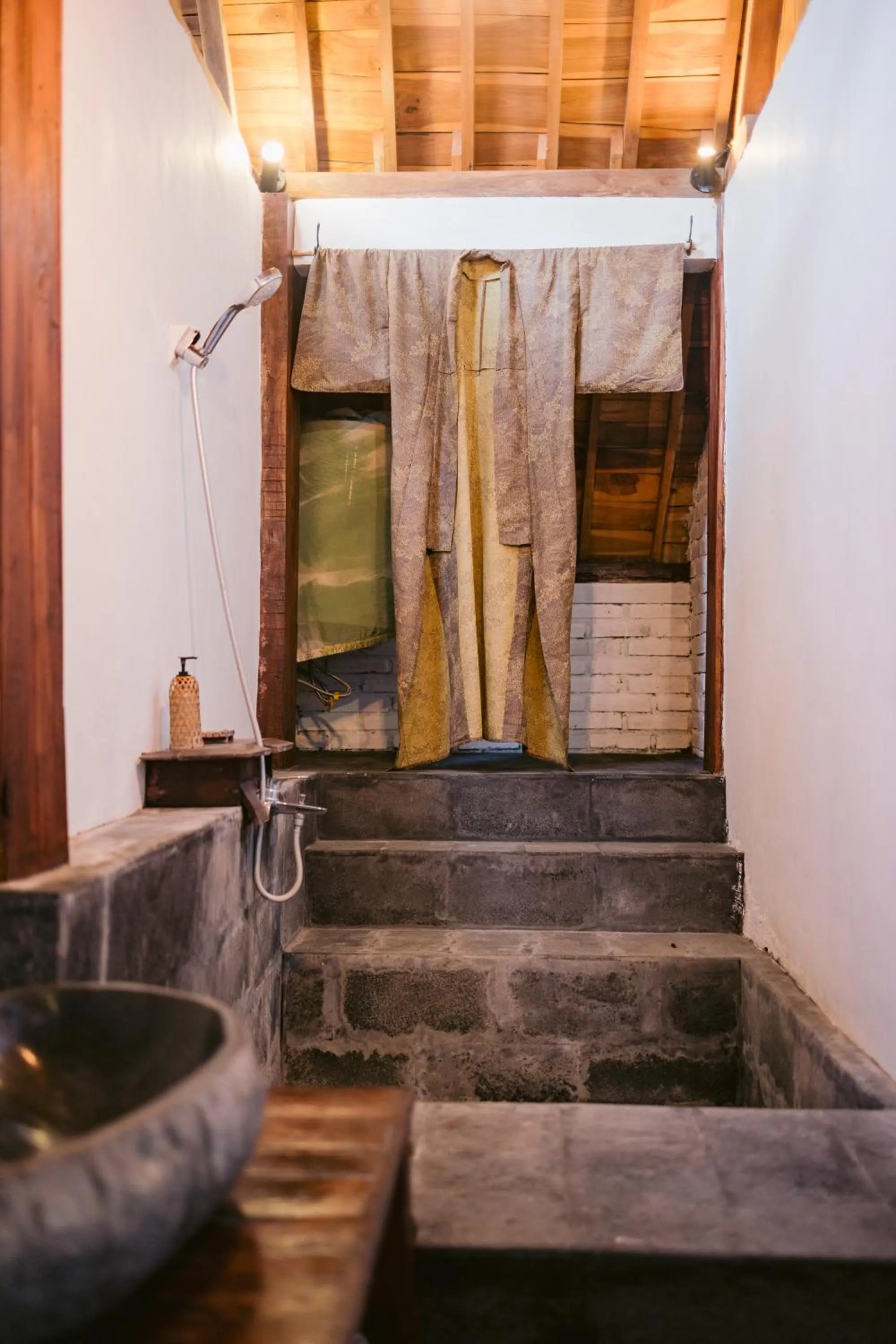 Shower in Ubuntu Bali Eco Yoga Retreat - CANGGU