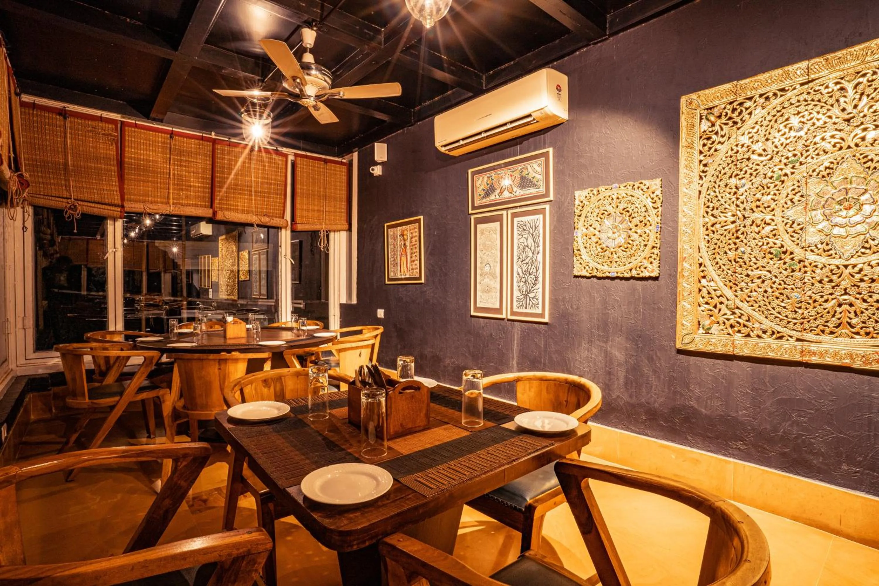 Restaurant/places to eat in Tripli Hotels Shambhu Villas